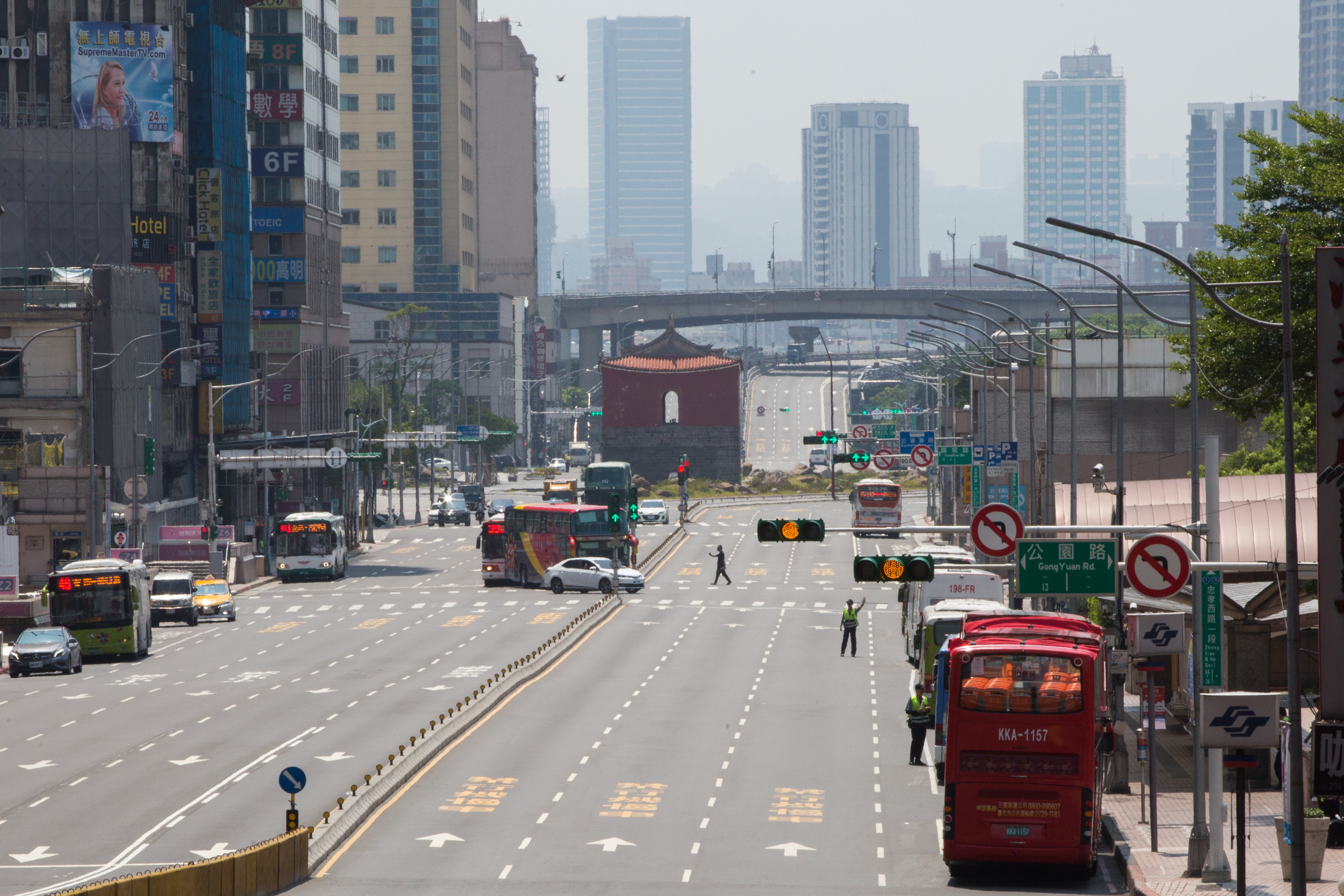 下午1點30分防空警報發放後，平日車水馬龍台北街道立即淨空。