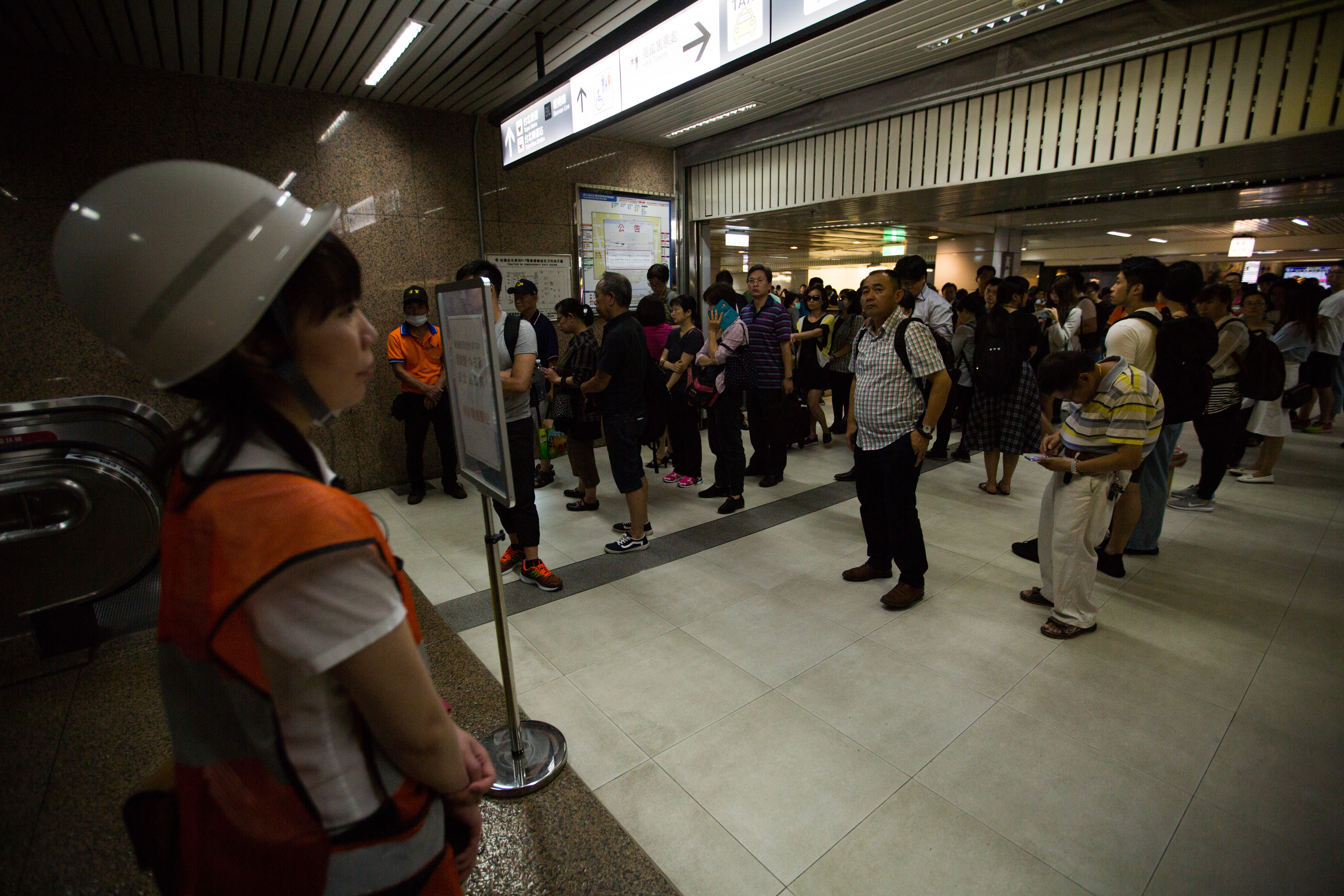 火車站內旅客等待演習結束出站。