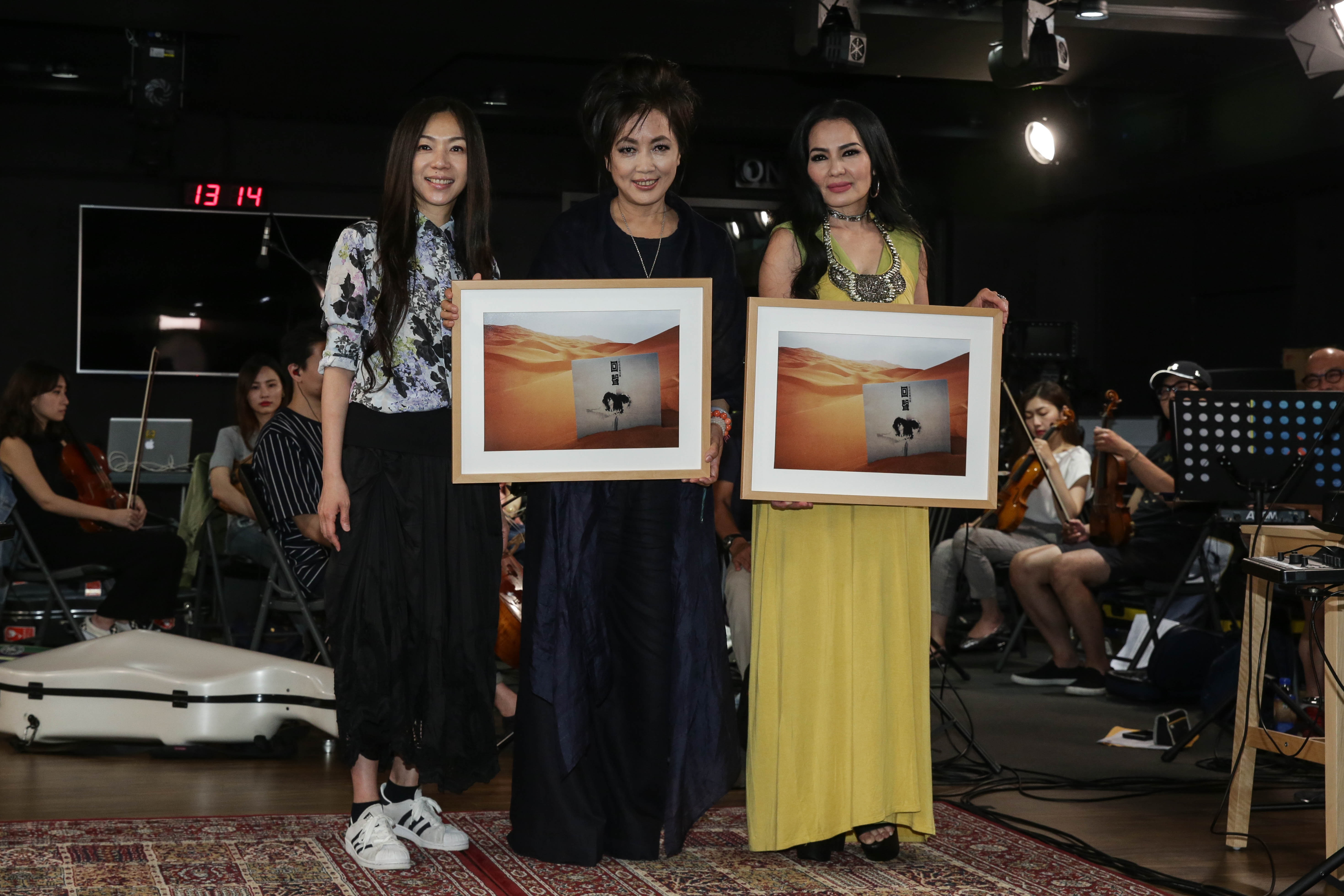 潘越雲（右起）、齊豫將站上小巨蛋開唱，萬芳現身總彩排探班、送上撒哈拉沙漠拍攝的攝影作品為前輩打氣。