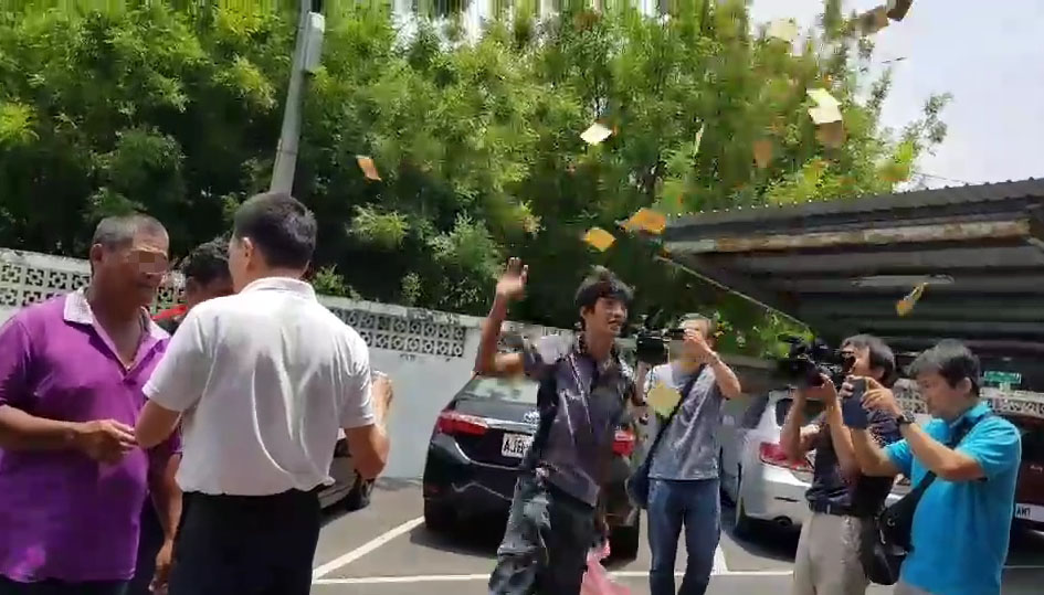 死者叔叔到警局撒冥紙抗議，要找嫌犯討公道。（警方提供）