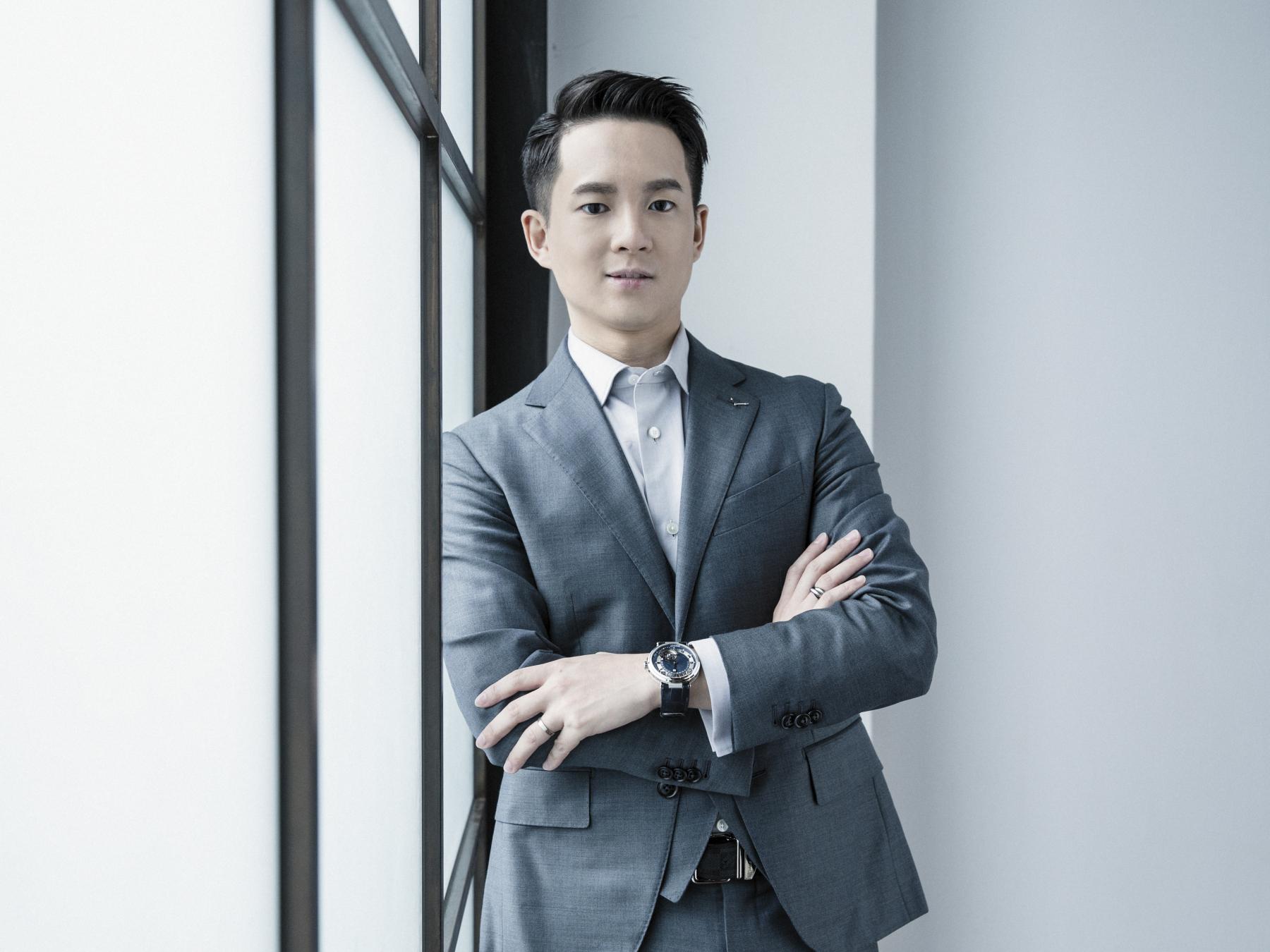 Willie Lin穿著Ermenegildo Zegna訂製西服，LV皮帶。手上佩戴寶璣5887PT時間等式萬年曆陀飛輪鉑金款。