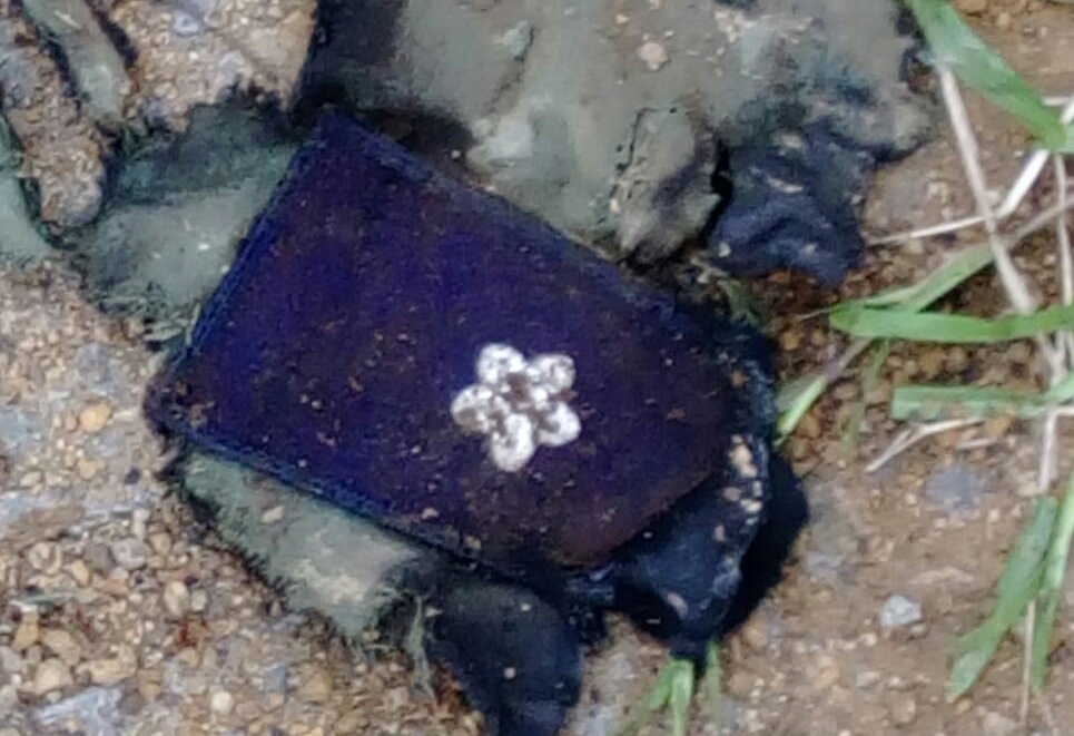 瑞芳山區發現失聯飛官的肩章。（翻攝畫面）