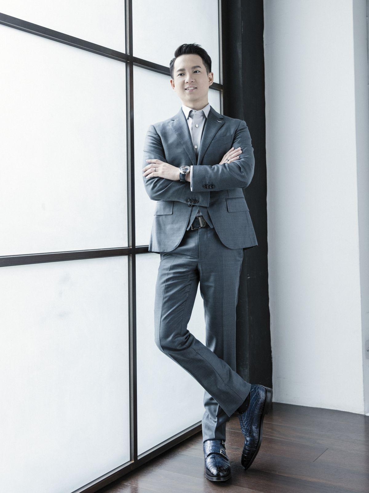 Willie Lin，28歲，目前任職「誠拓設計」的設計總監。他的個人穿搭要領是：「合乎場合、簡單大方，色系一致；在領巾、袖扣等細節上做變化。」