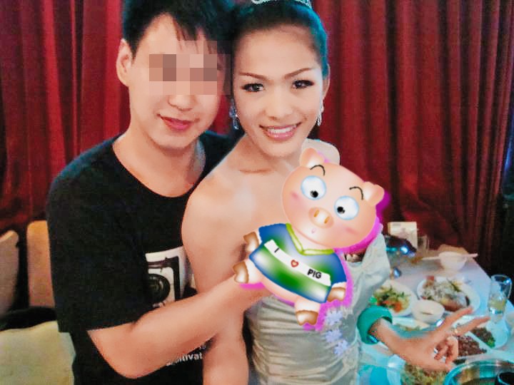 洪姓政風人員（左）赴泰國旅遊時，用手托住人妖雙峰，還在臉書分享照片。（翻攝自臉書）