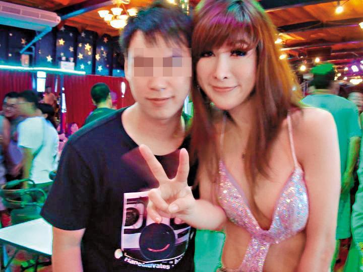 洪姓政風人員（左）在泰國旅遊時，開心與人妖合影。（翻攝自臉書）