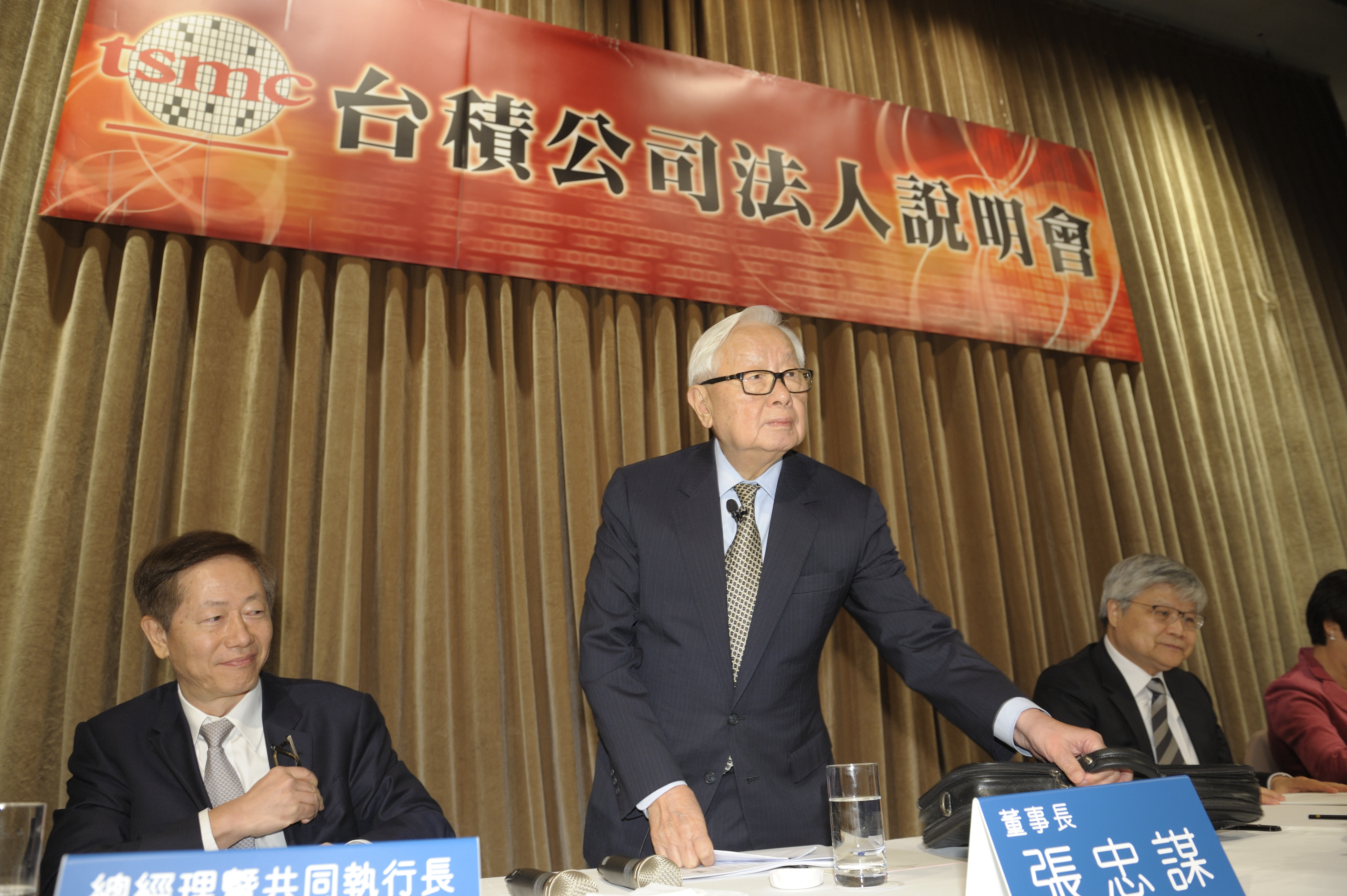 張忠謀獨創則任分工的雙首長制，希望藉此避免人才流失問題。