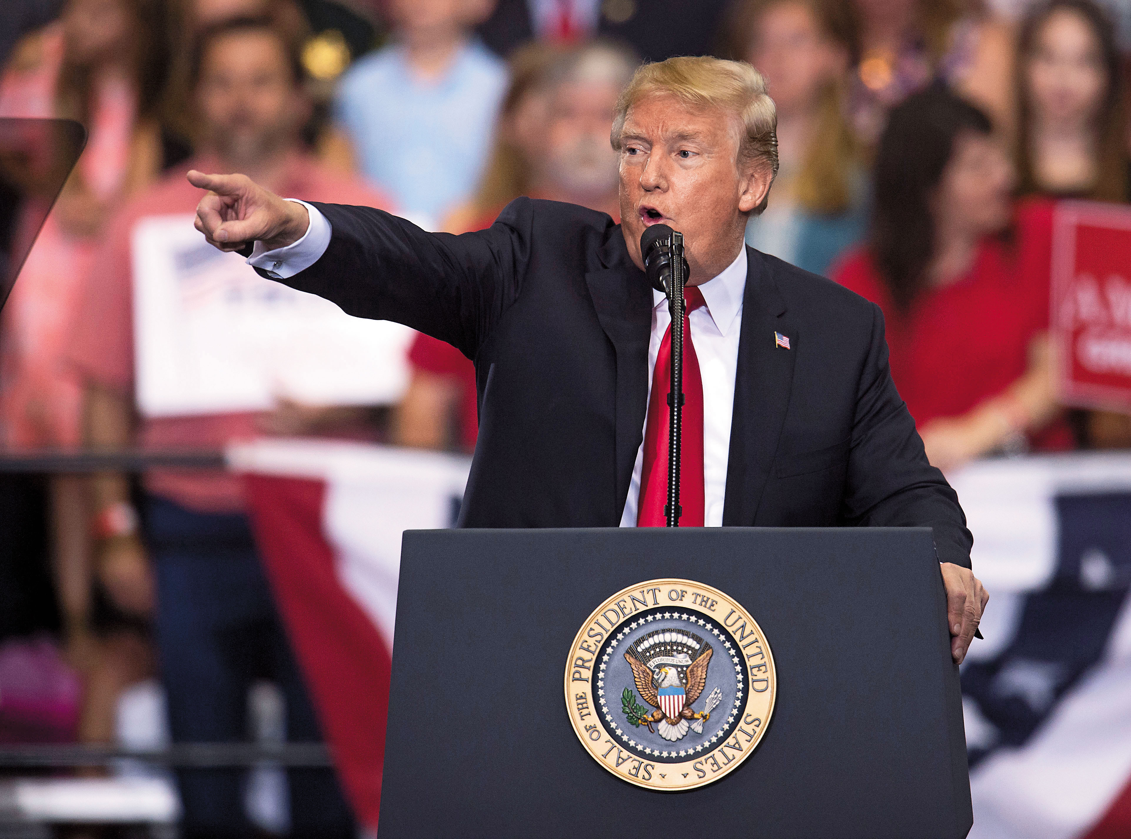 美總統川普宣布，要對加拿大、墨西哥與歐盟課徵鋼鋁關稅，若無法取得協議，物價將被推升。（東方IC）