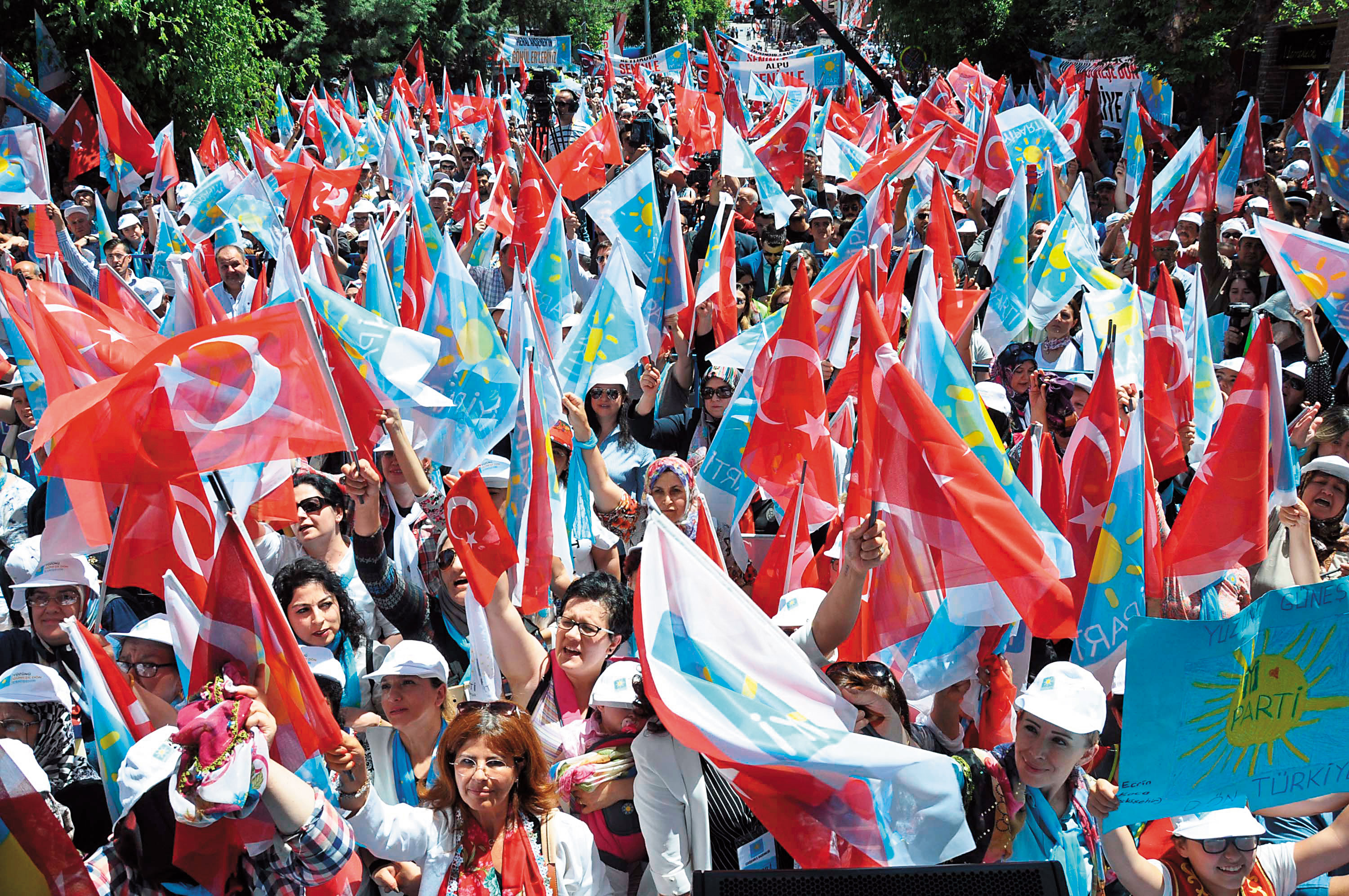 新興市場包括土耳其、阿根廷、委內瑞拉等，近期都出現金融市場崩盤，是否引爆新金融危機，值得密切留意。圖為今年土耳其總統大選造勢活動。（東方IC）