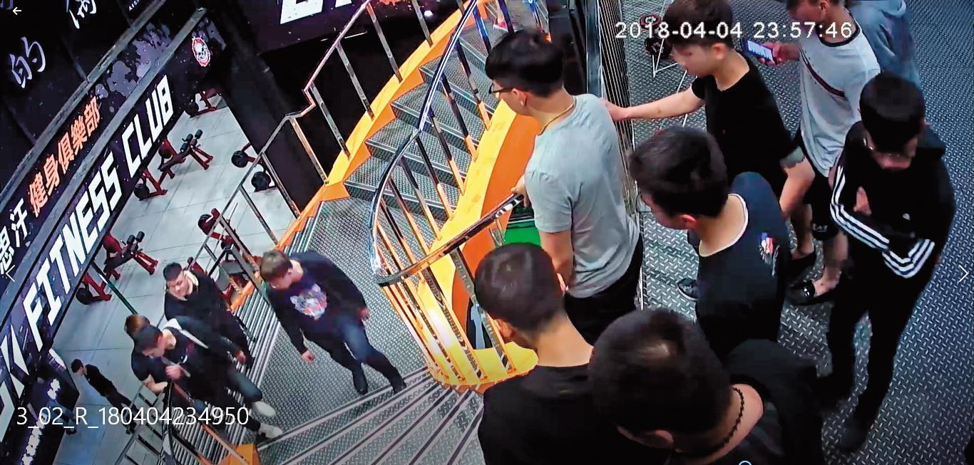 大批黑衣人士上門後,對櫃台人員及副理撂狠話:「林口現在少年一輩我最凶。」(翻攝畫面)