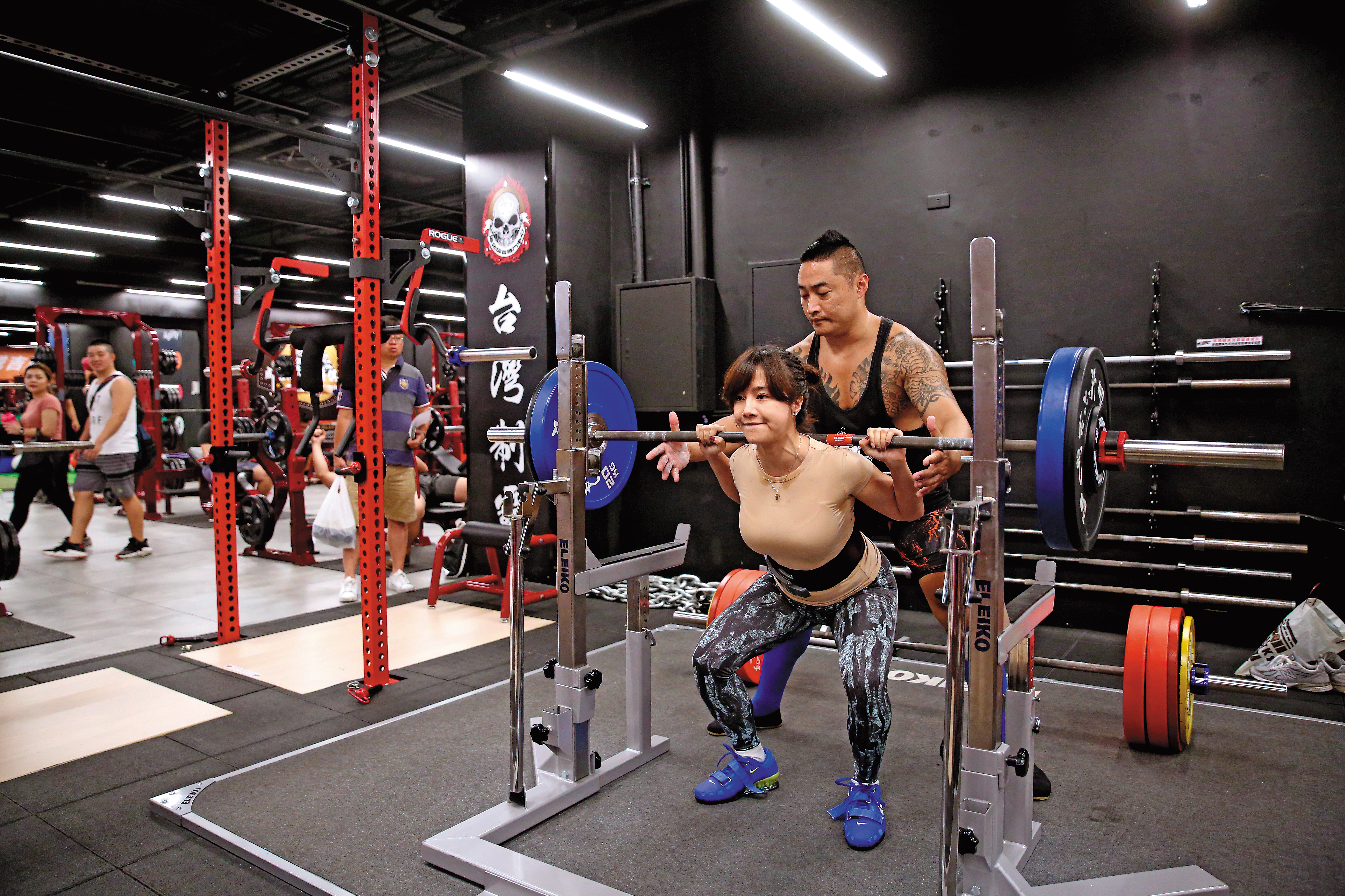 成吉思汗健身俱樂部場地寬敞，有不少民眾利用下班前往健身，訓練體能。