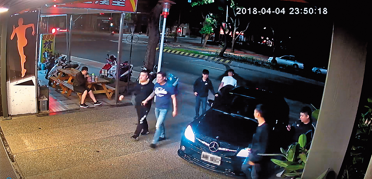 4月4日深夜,張嫌帶著小弟到成吉思汗健身俱樂部林口分館嗆聲要找館長。(翻攝畫面)