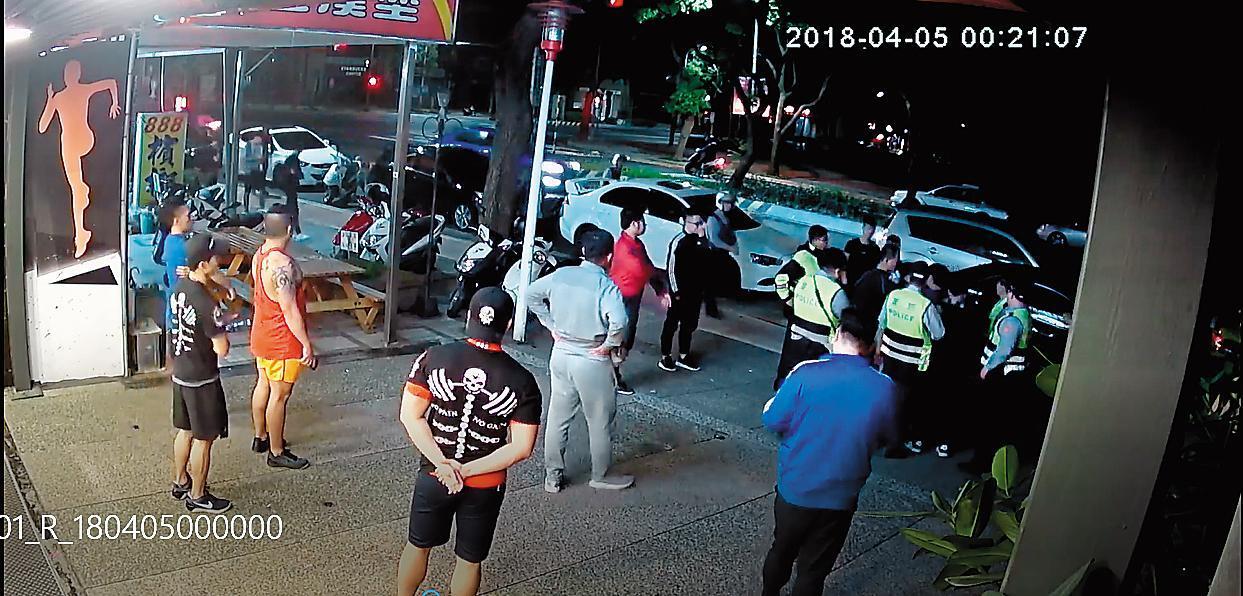 黑衣人在成吉思汗林口分館聚集,警方獲報後到場逮人。(翻攝畫面)