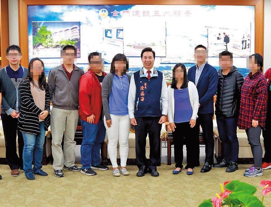 洪姓政風人員(左1)就任時,金門縣長陳福海還逐一接見認識,期盼他們的加入,可為縣政團隊加分。(翻攝自陳福海臉書)