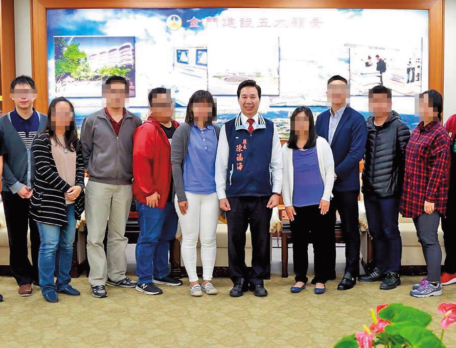 洪姓政風人員（左1）就任時，金門縣長陳福海還逐一接見認識，期盼他們的加入，可為縣政團隊加分。（翻攝自陳福海臉書）
