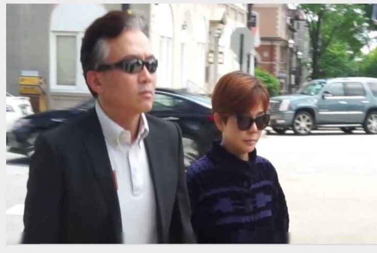 孫鵬和狄鶯神情嚴肅前往法庭旁聽。（翻攝自東森新聞）