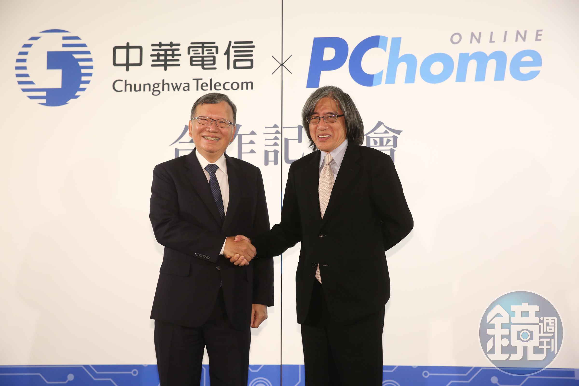 鄭優（左）與詹宏志（右）現身中華電信與網路家庭合作記者會。
