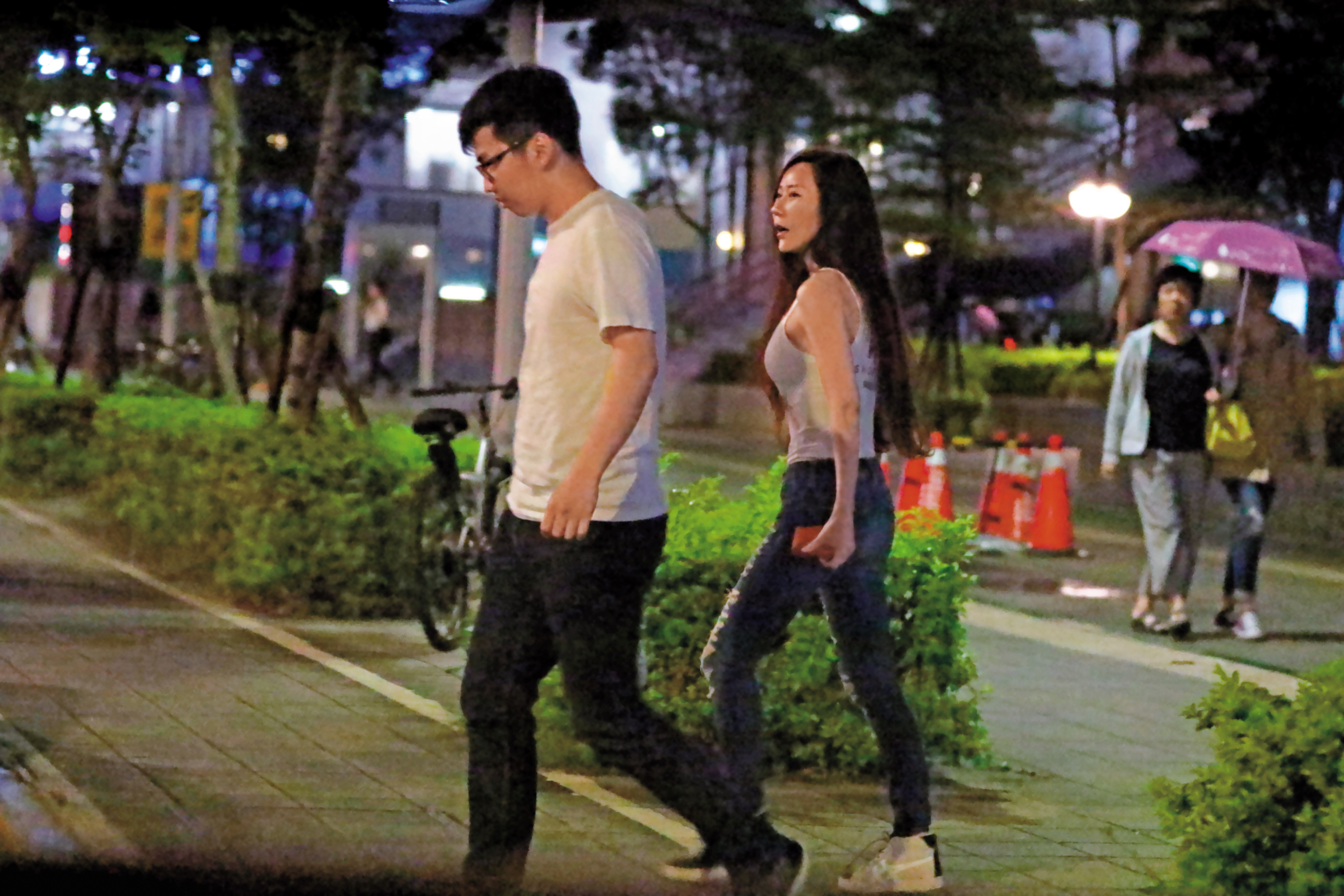 安晨妤（右）會完羽球教練後，馬上就有被爆料是她小王的Kevin（左）來接她，據讀者指出，Kevin常跟她出差，還教她寫程式。