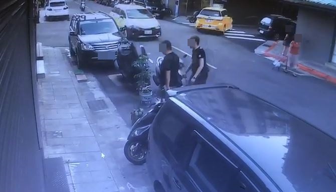 江姓男子昨晚帶友人到葬儀社叫囂，反遭葬儀社人員圍毆、刺傷。（警方提供）