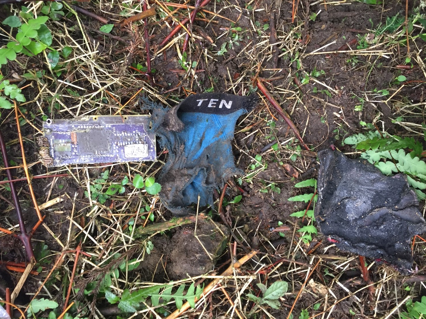 搜救單位今天在F-16墜落的撞擊點下方進行搜索,分別發現有機殼碎片、碳纖板碎片、內褲、大體皮膜、機身電子零件及彈藥散落物。(翻攝畫面)