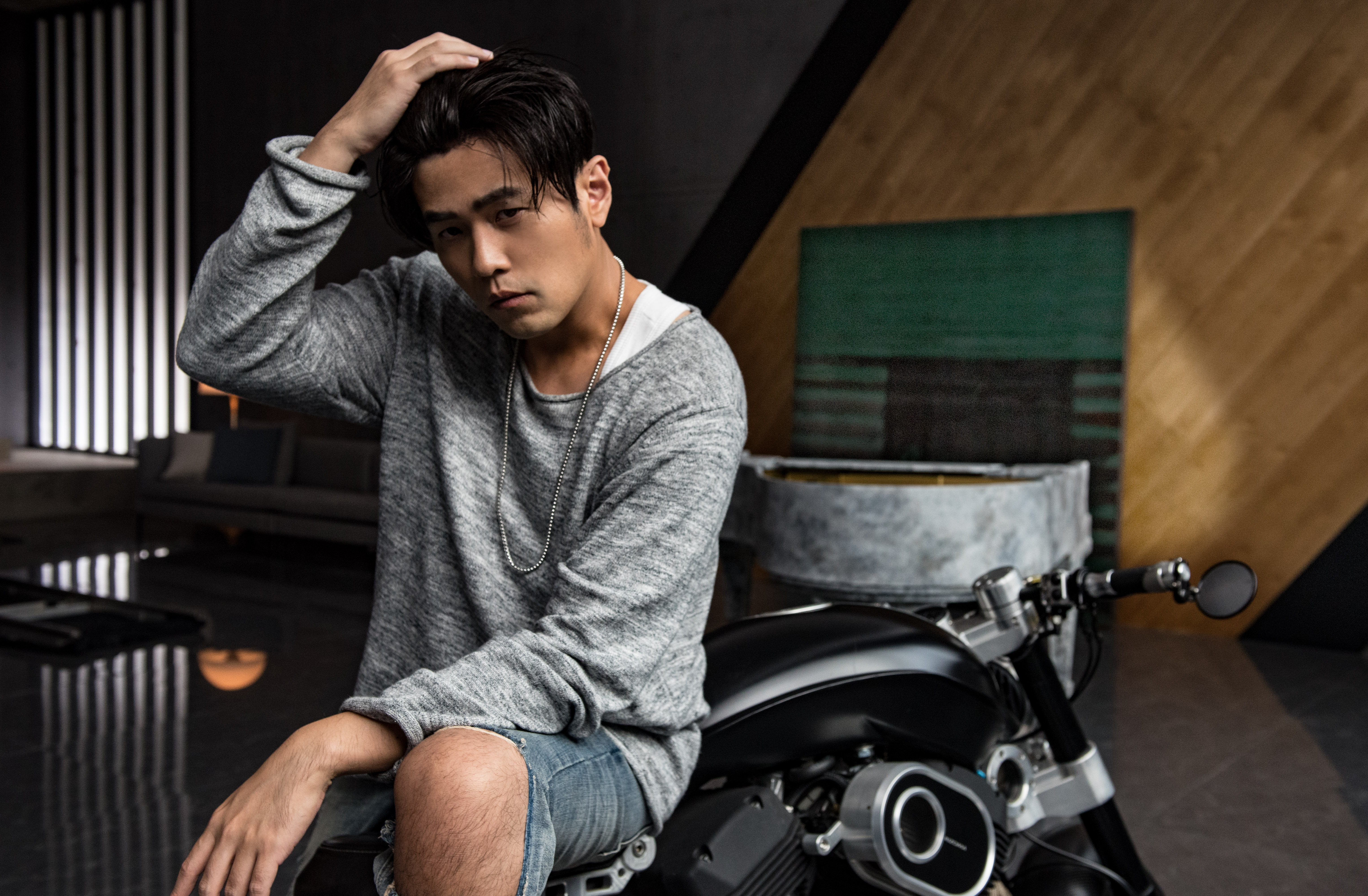 周杰倫5月推出單曲〈不愛我就拉倒〉時造型走的是學生LOOK。（杰威爾提供）
