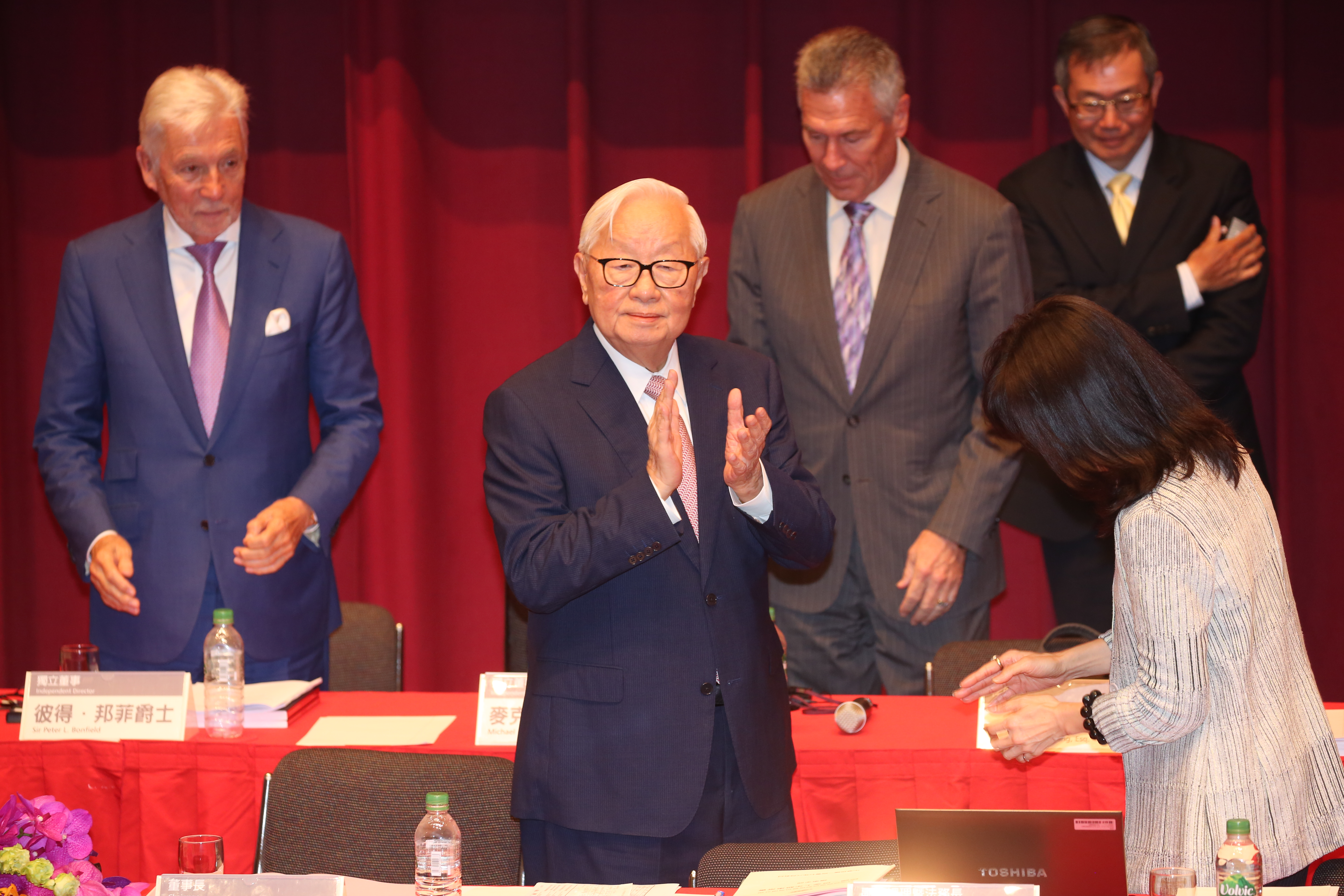 張忠謀退休後第一件事就是要寫自傳下冊。