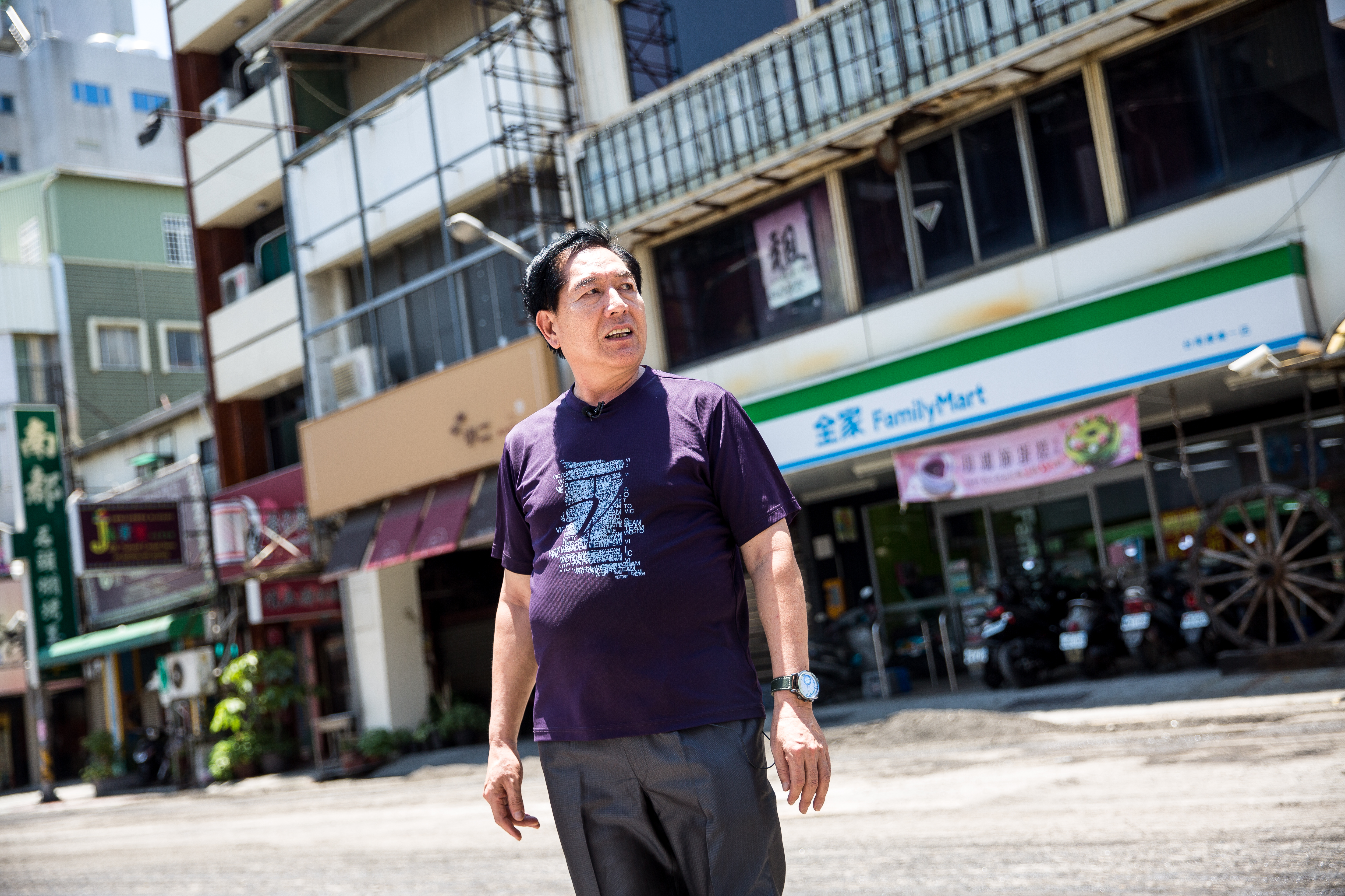 銀波布丁第二代吳文耀站在銀波茶座的舊址前，老店如今已成為便利商店。