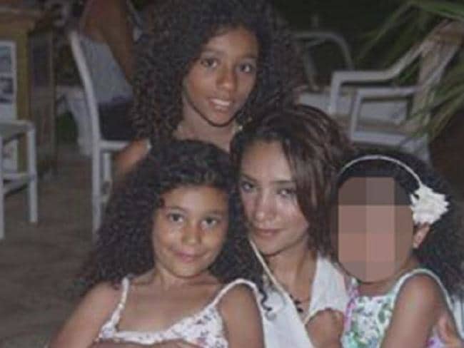 莎法布拉（左）與姊姊里茲蘭（後）母親米納（中）較早年的照片，她們涉及預謀在倫敦發動恐怖攻擊。（網路截圖）