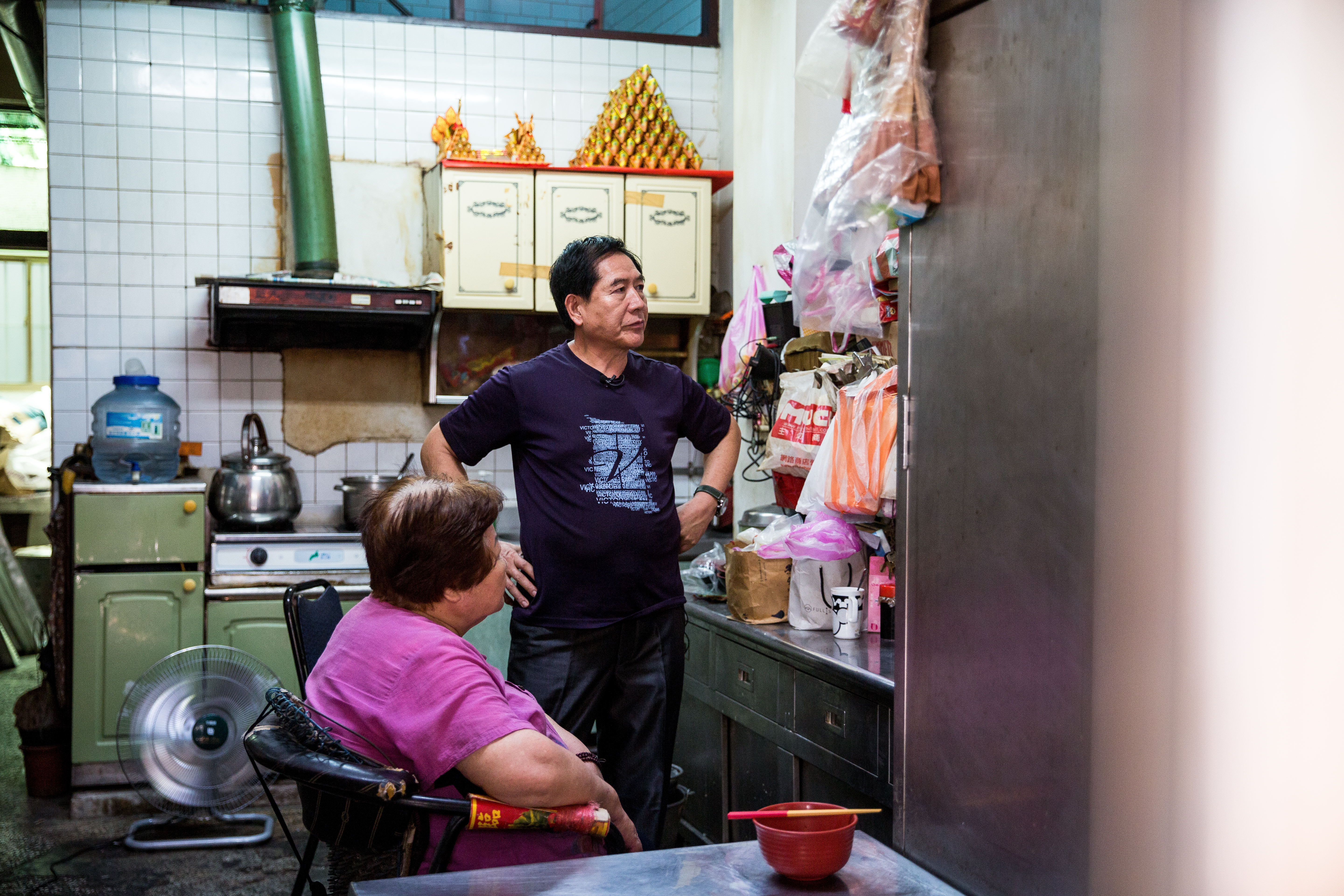 吳文耀（右）與大姊吳淑華（左）在台南府前路上的老店話家常。