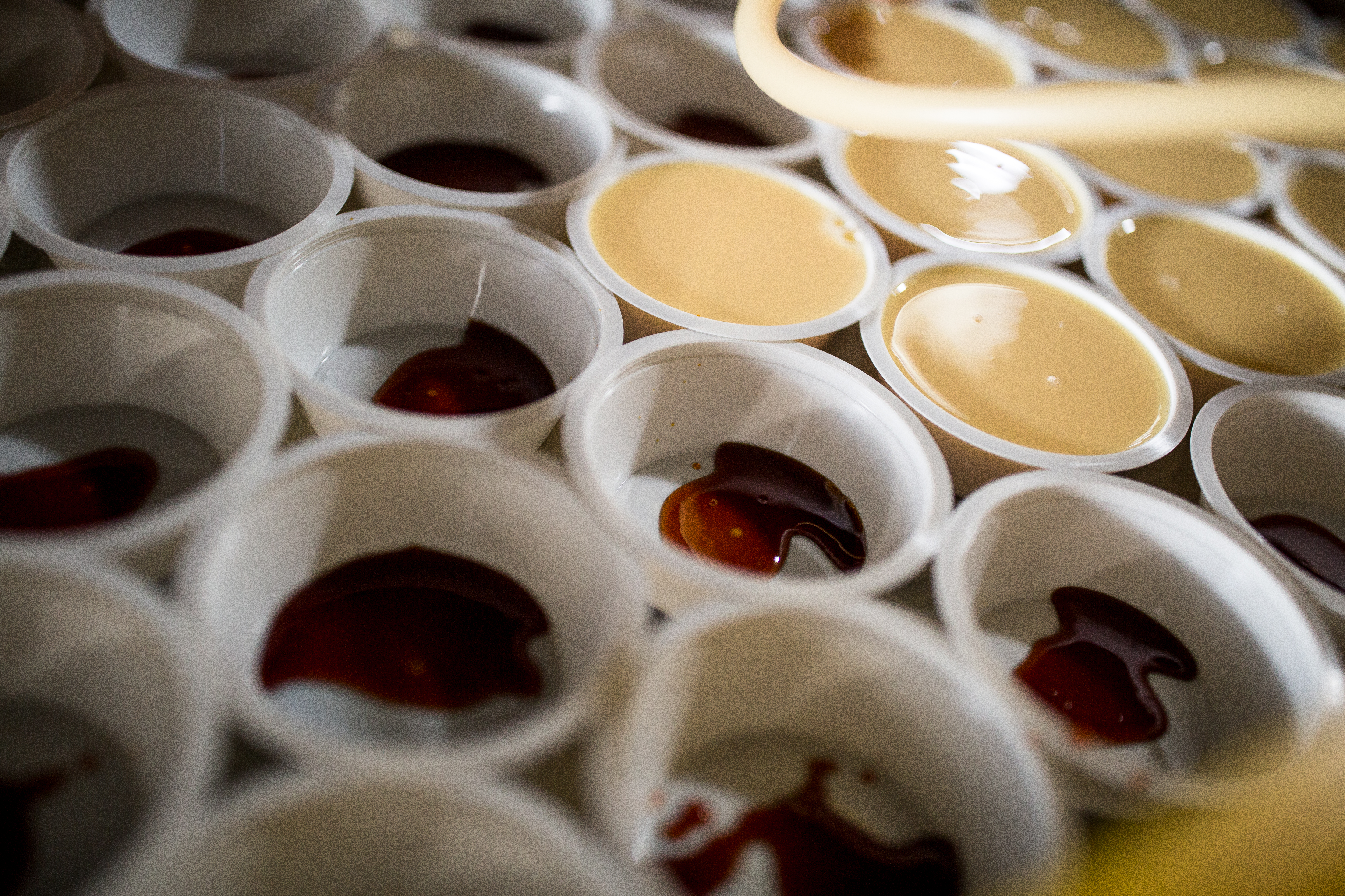 吳文耀指出，影響日式布丁口感的第一步，就是焦糖的苦甜口感。 