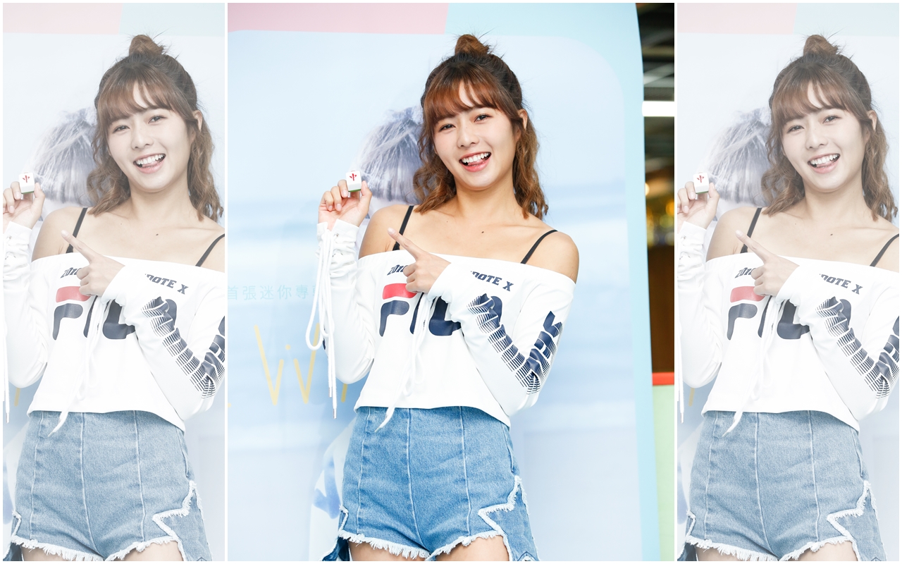 Dewi簡廷芮以一身健康小麥色肌膚及健美身材露臉，為新專輯造勢。