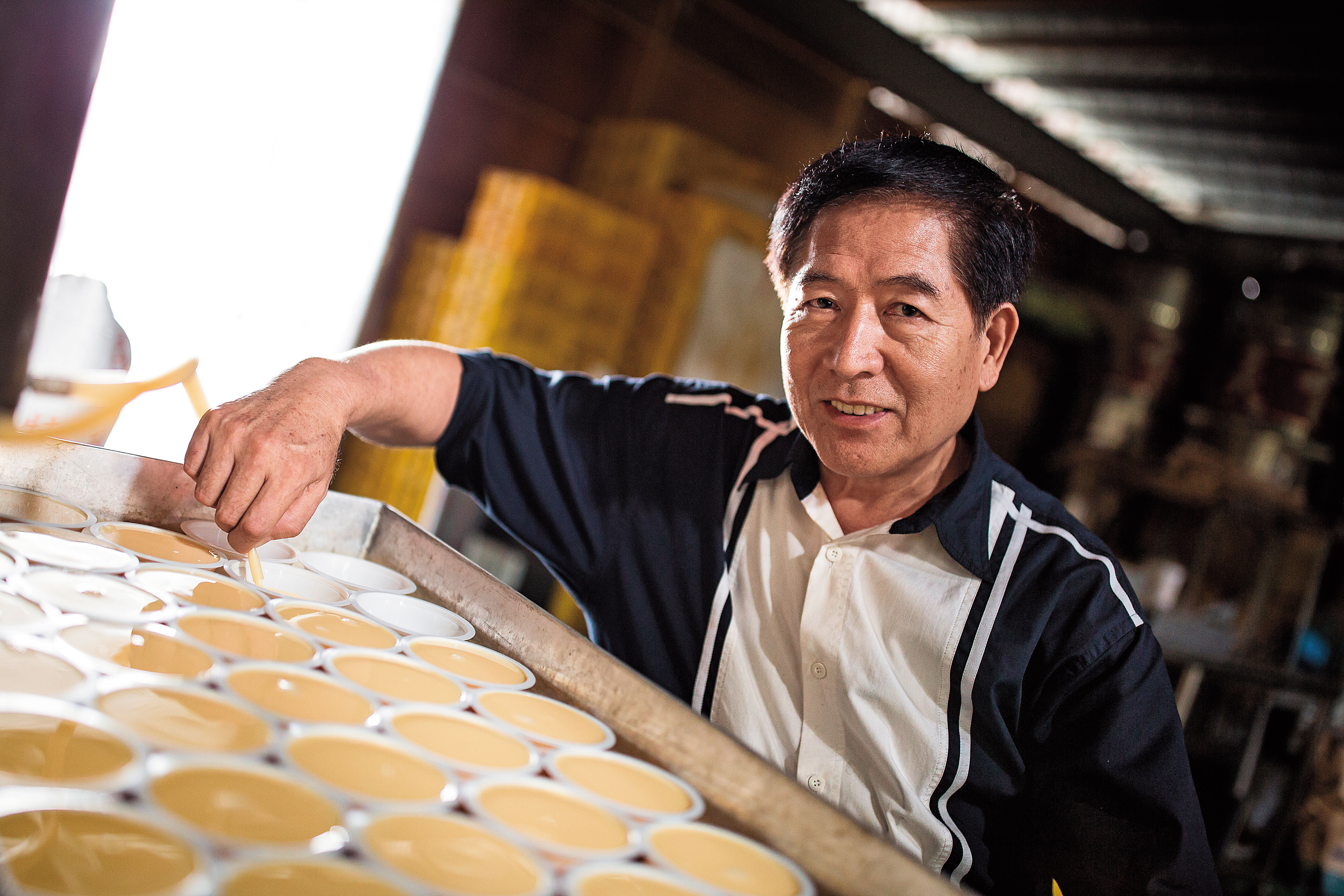 吳文耀是銀波布丁第二代，多年在傳統與新創間來回起伏，如今他決心固守老招牌。