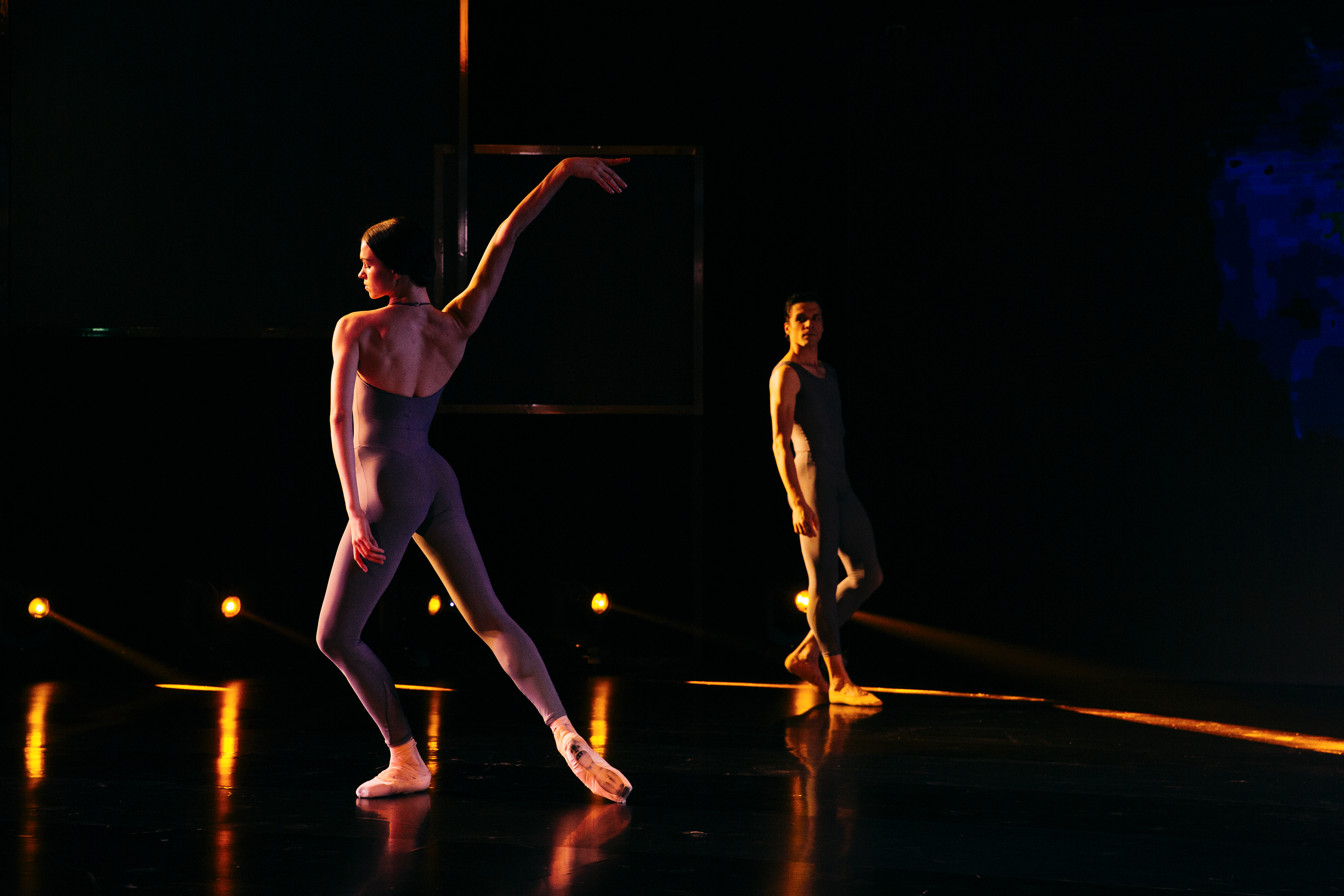 基輔國家芭蕾舞團領銜主跳的安娜塔西亞榭芙倩珂（左）和首席男舞星丹尼斯納達克，5日下午以一場雙人舞為正式表演暖身。