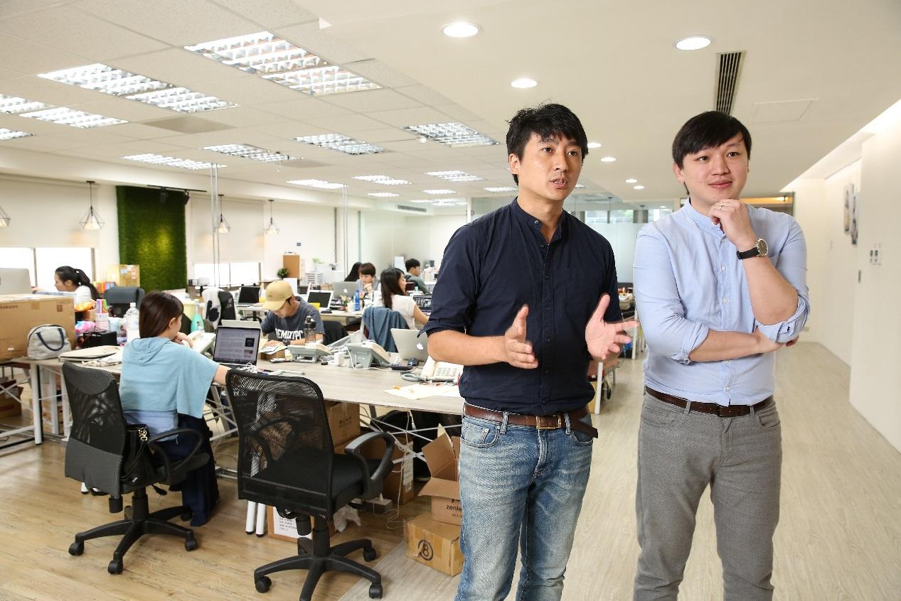 郭全榮（右）與林鼎鈞（左）、翁梓揚共同成立PressPlay，員工平均年齡不到30歲，目前簽約網紅有20組。