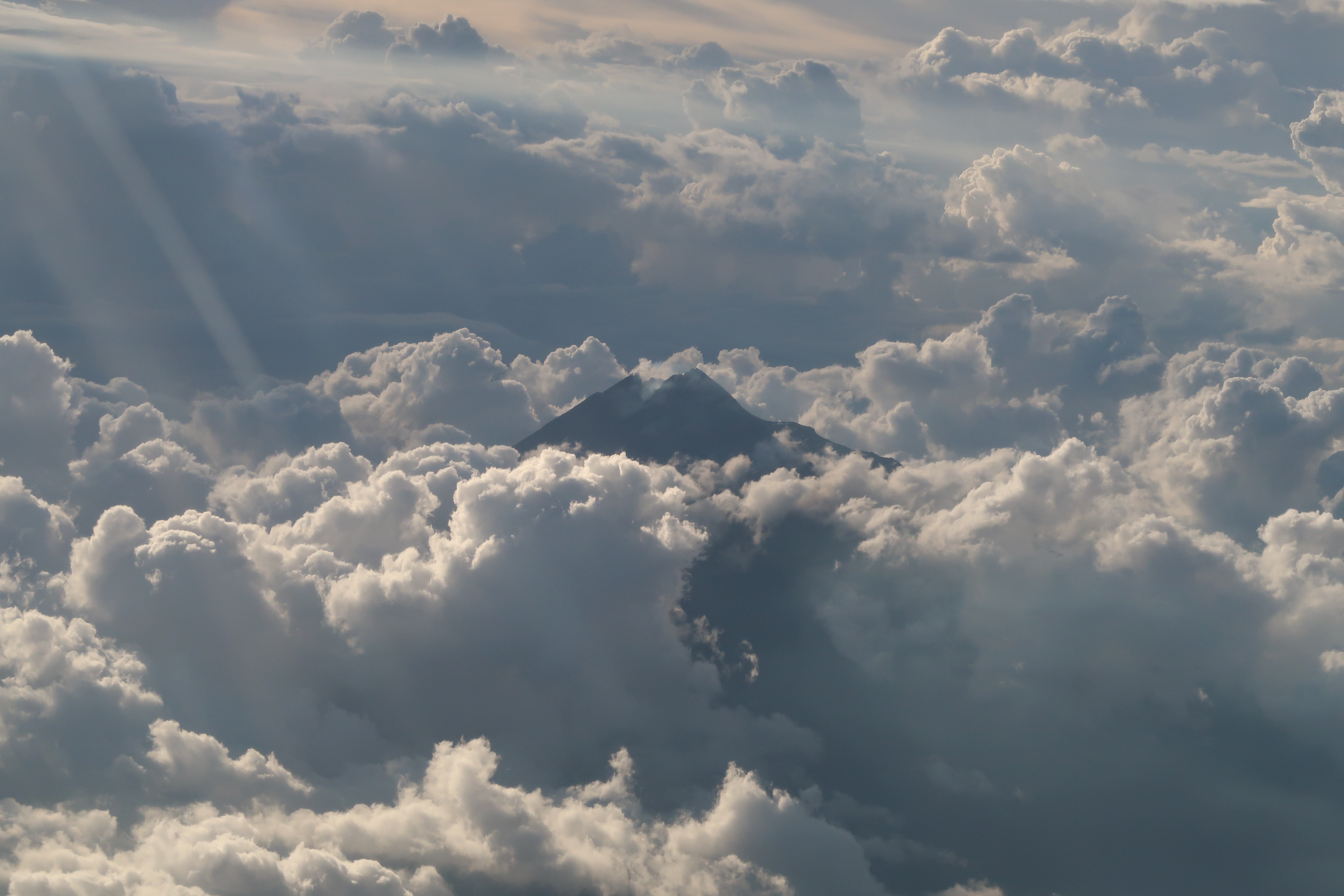 離日惹市不遠的莫拉比火山，仍是相當活躍的活火山。