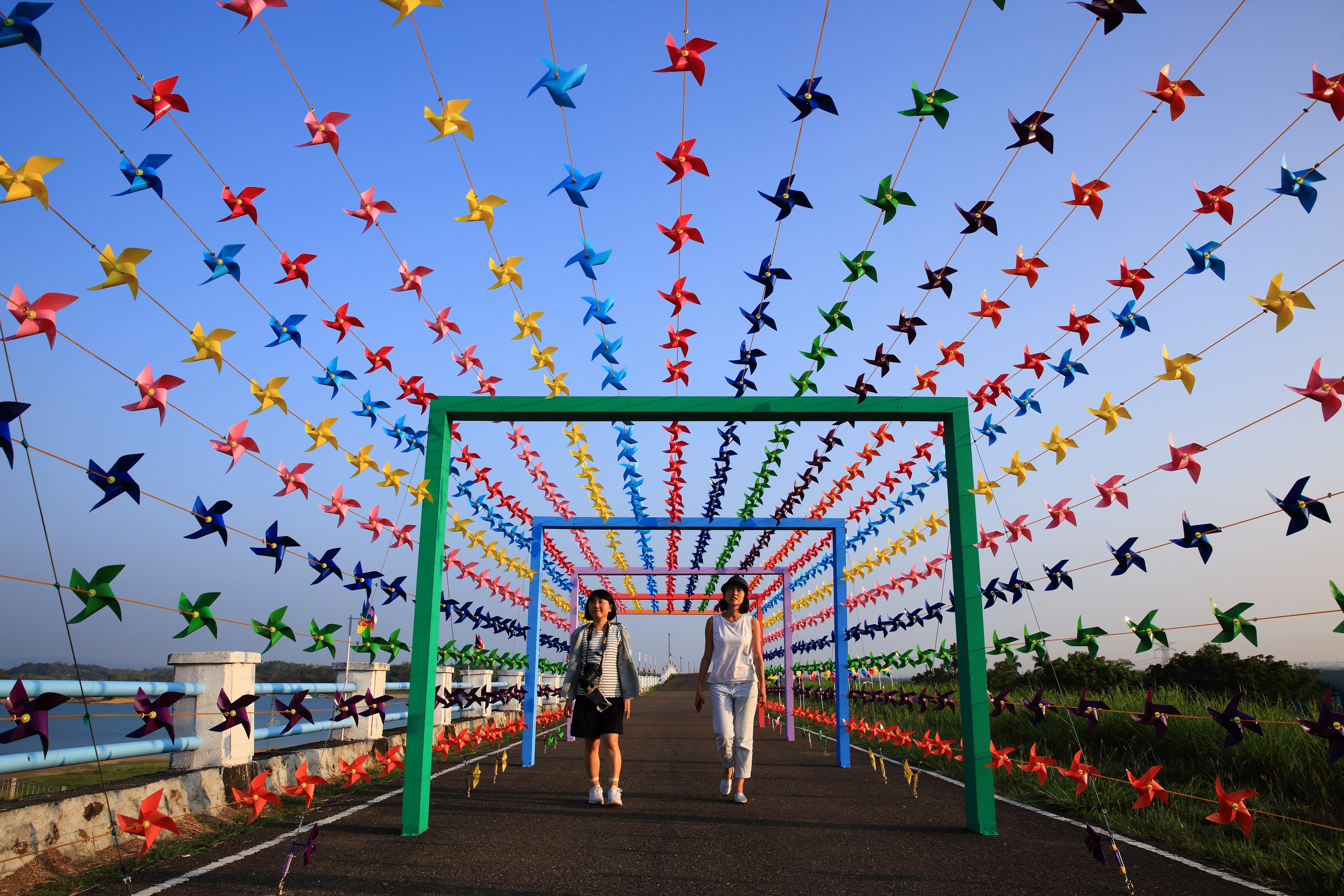 烏山頭水庫有一條以五彩繽紛風車佈置成隧道，拍起照來特別有意境。