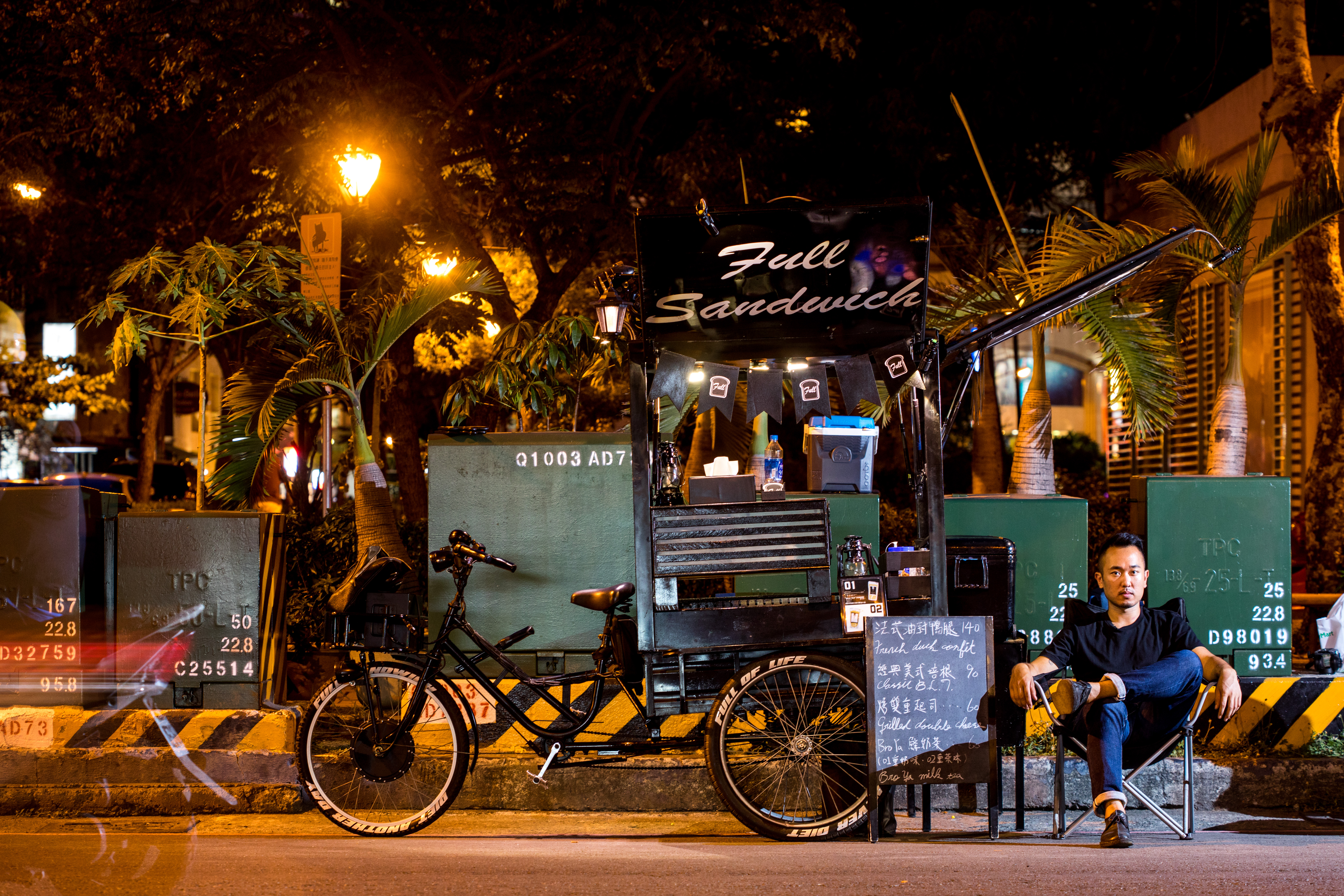 每天傍晚到深夜，「Full Sandwich」在社區小公園一隅等候客人上門。