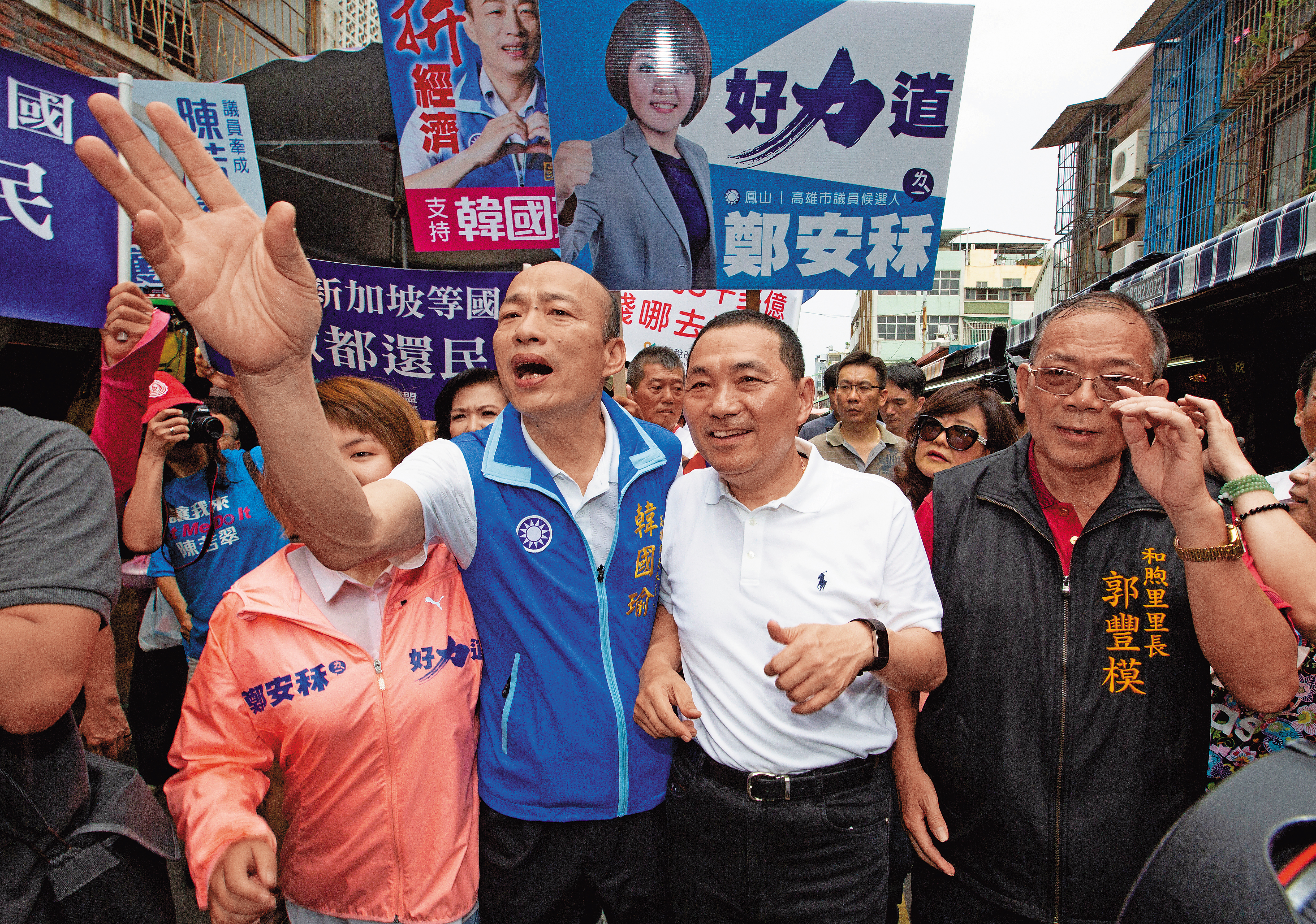 國民黨新北市長參選人侯友宜與韓國瑜合體逛市場,打出「北神探、南菜販」人氣強強滾。