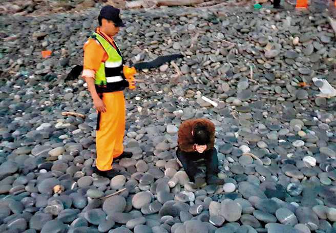 今年3月，海巡在台東海邊逮捕12名偷渡客，另2人遭人蛇集團推下海溺斃。