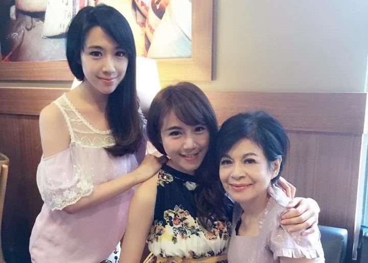 依依佩佩的媽媽（右），從小就灌輸她們錢要花在刀口上的金錢觀。（翻攝自臉書）