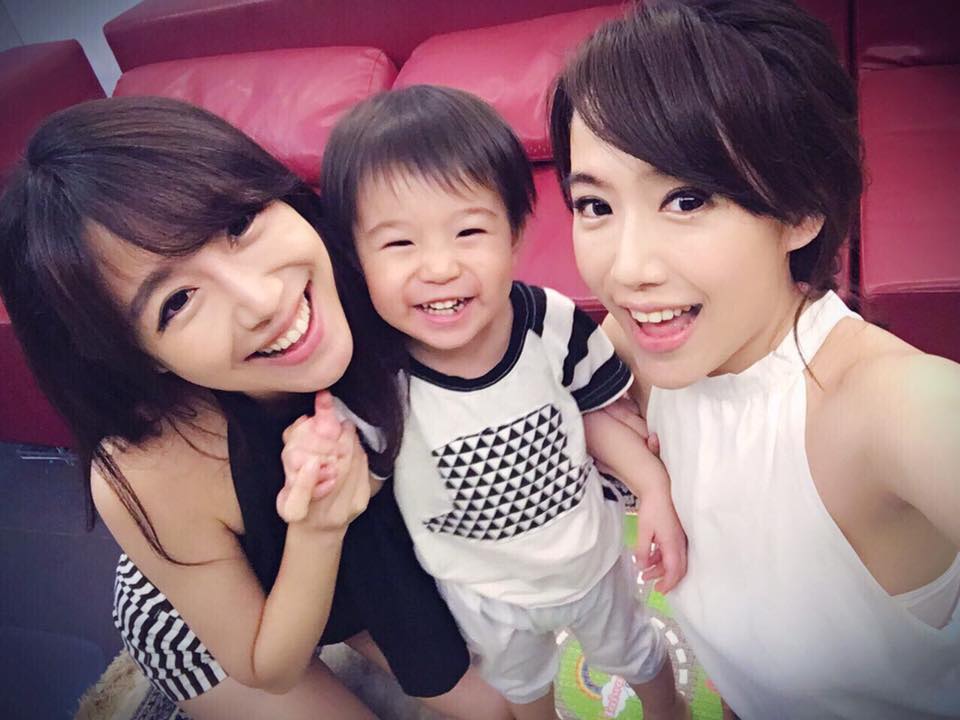 身為漂亮媽咪的依依和佩佩，每月都將資產一部分撥作子女教育金。（翻攝自臉書）