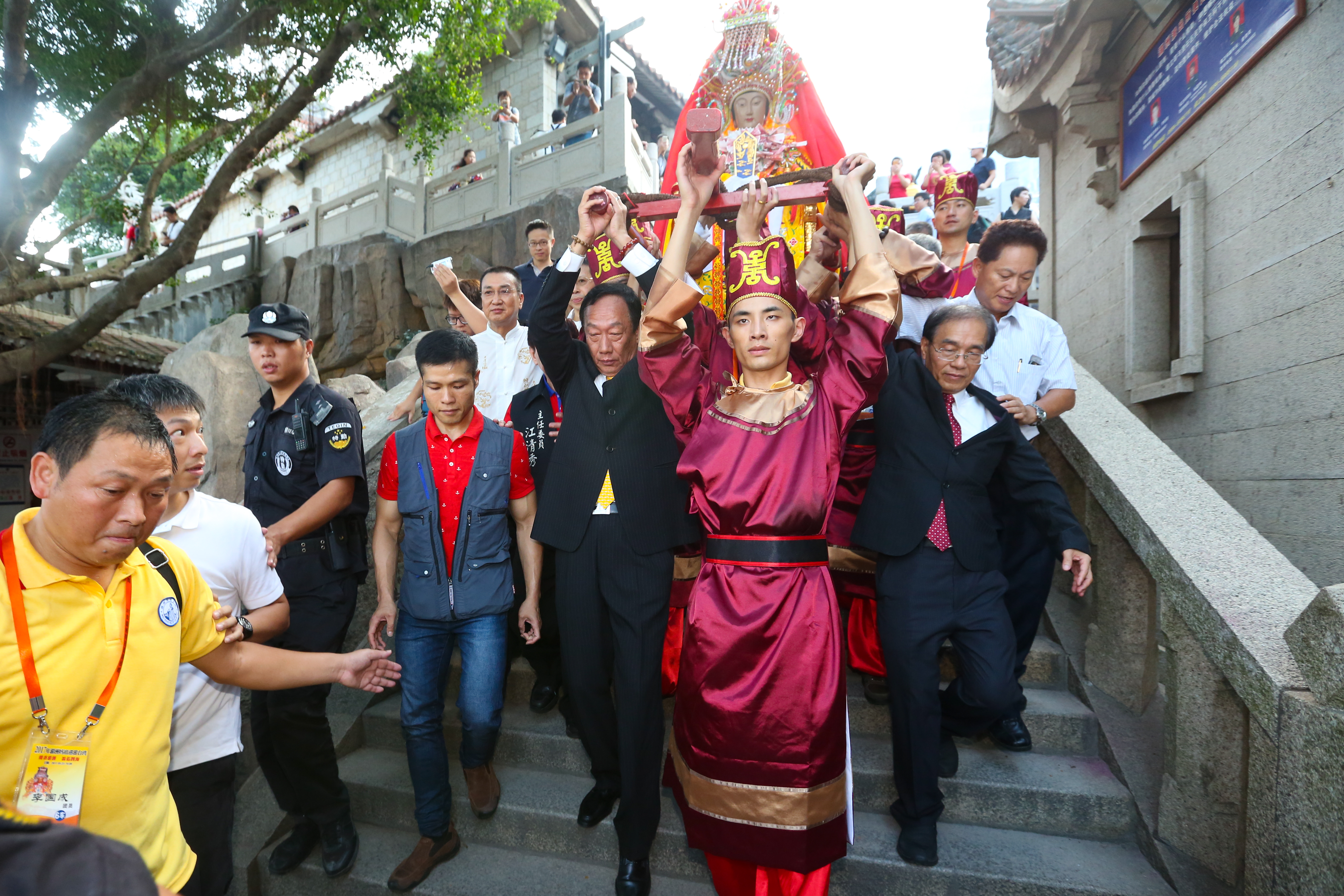 第七屆台海新聞攝影大賽，《鏡週刊》榮獲「台海重大新聞類」銅獎 及「兩岸議題新聞類」銅獎2大獎，圖為《迎湄洲媽祖，牽兩岸情誼》作者：董孟航。