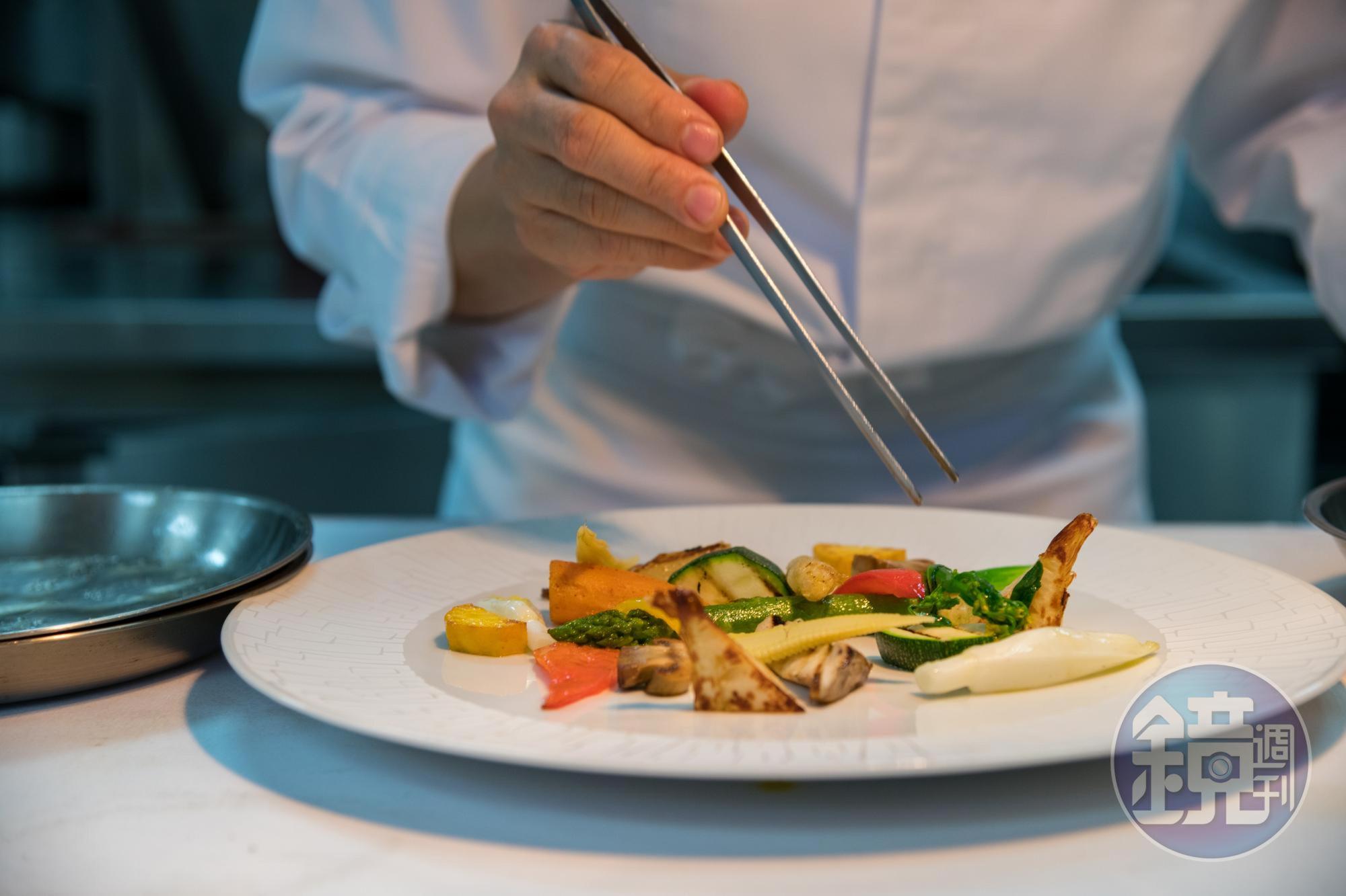 「Thomas Chien Restaurant」主廚簡天才的料理大量使用當季盛產蔬菜，讓民眾吃得到著時食材，同時他也與農友並肩，收購市場上消化不了的食材，這是他料理精神裡的飲食正義。