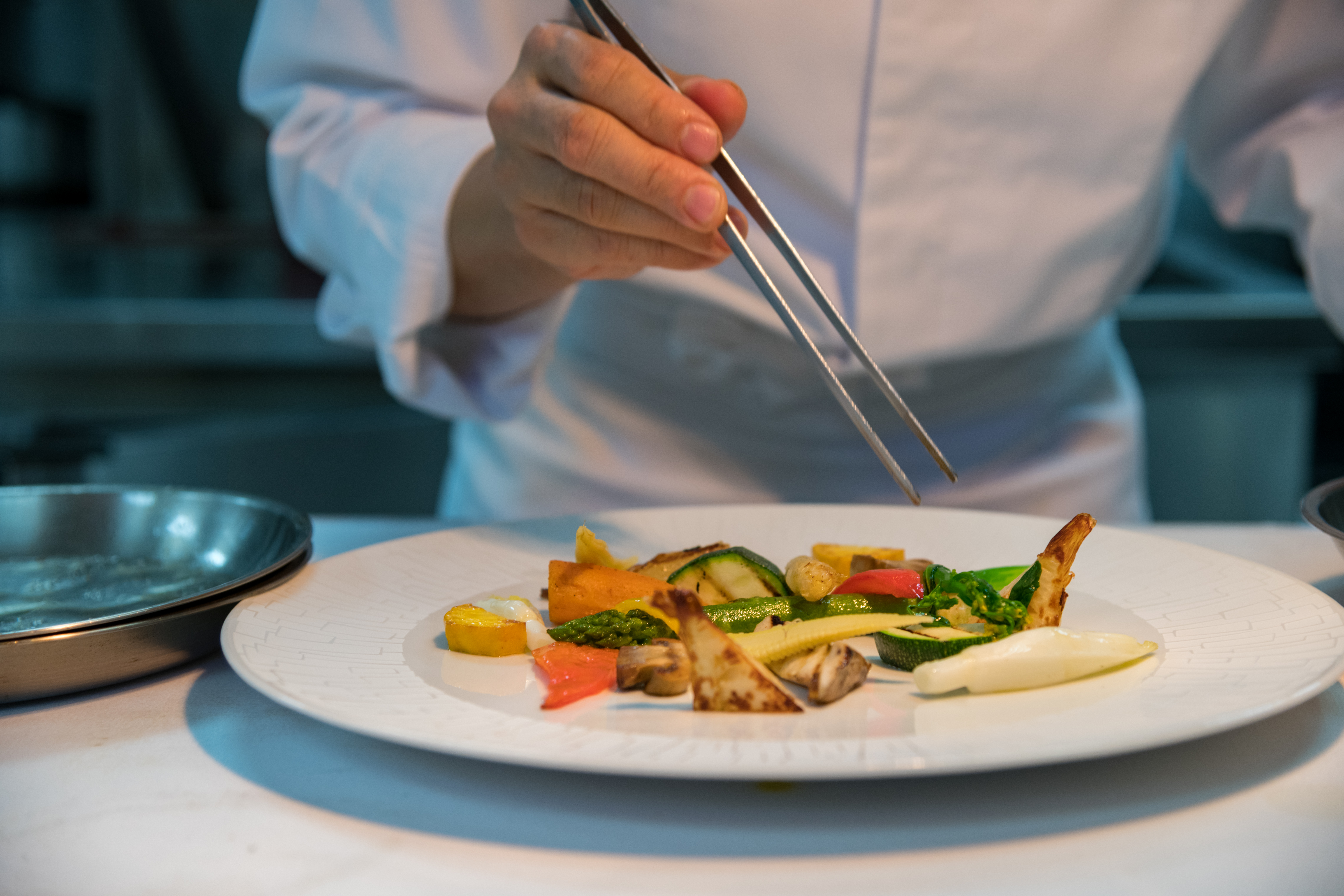 「Thomas Chien Restaurant」主廚簡天才的料理大量使用當季盛產蔬菜，讓民眾吃得到著時食材，同時他也與農友並肩，收購市場上消化不了的食材，這是他料理精神裡的飲食正義。