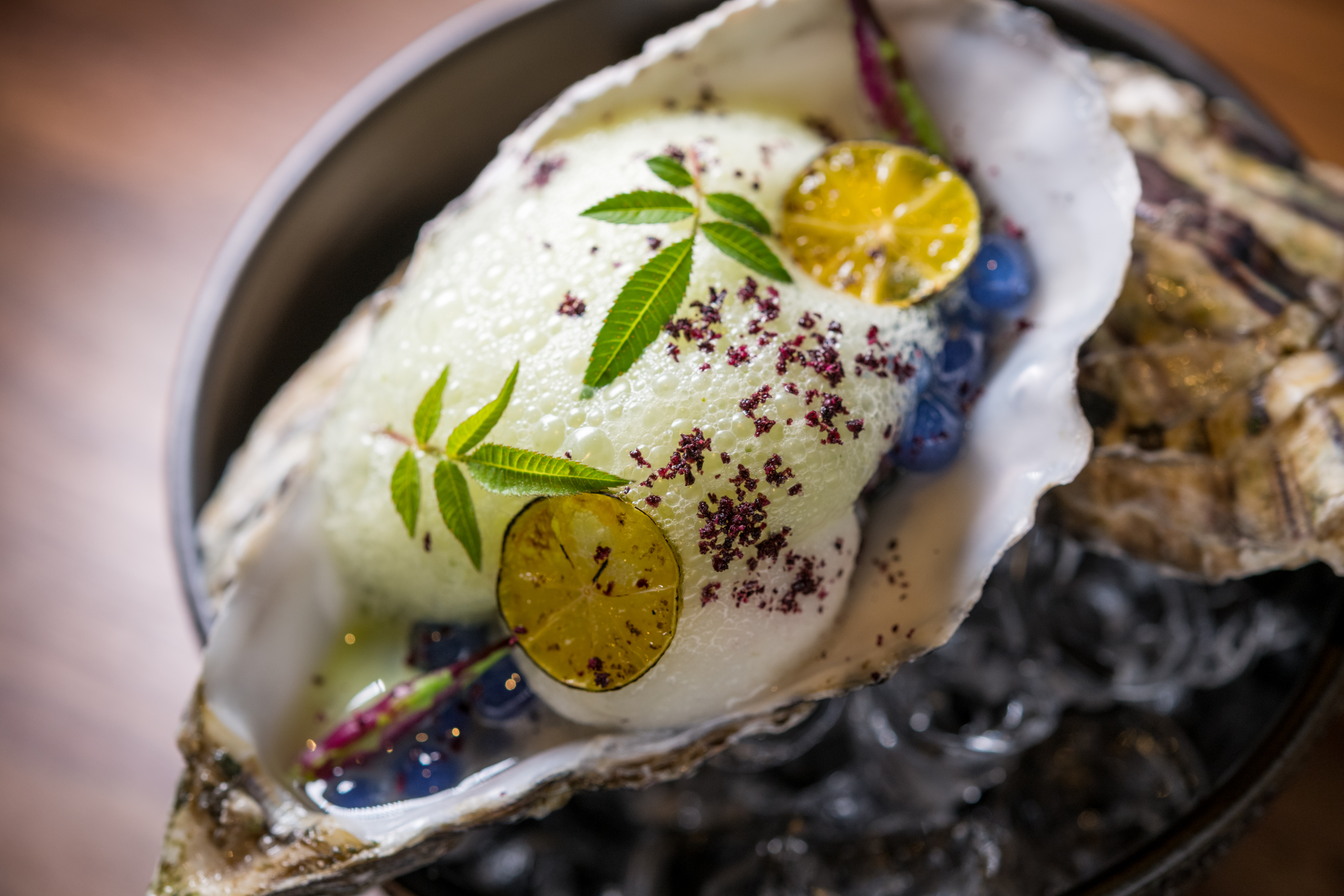 「海底珍珠」以酸甜風味的蝶豆花粉圓搭配生蠔，讓味蕾浮現一道通往大海的引道。(280元／份)