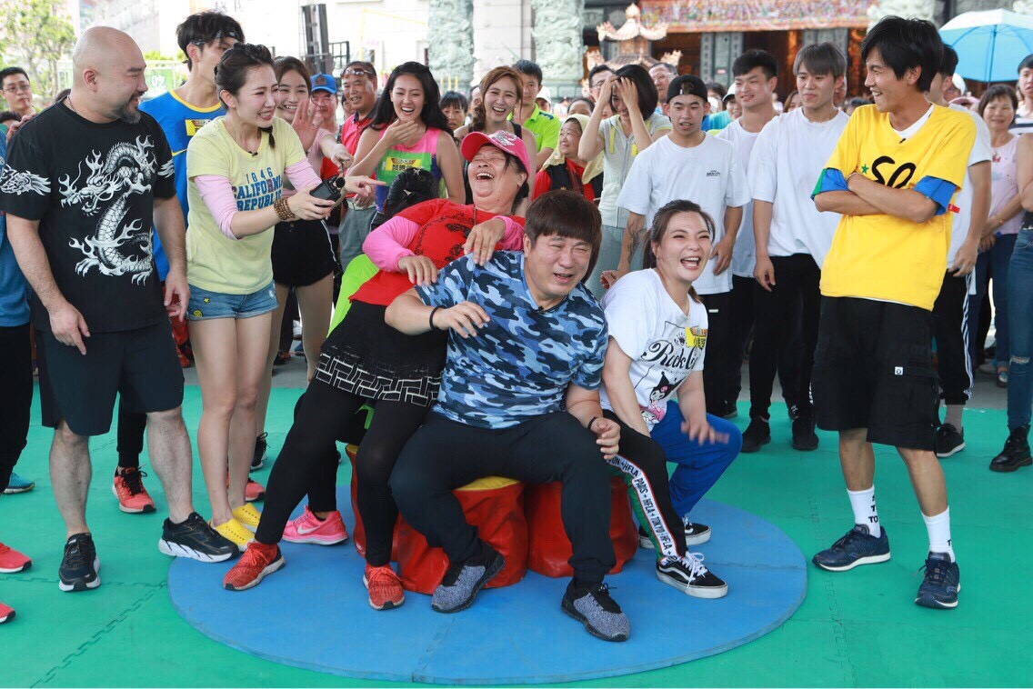 小甜甜把阿翔和胡瓜撞倒，笑成一片。（民視提供）