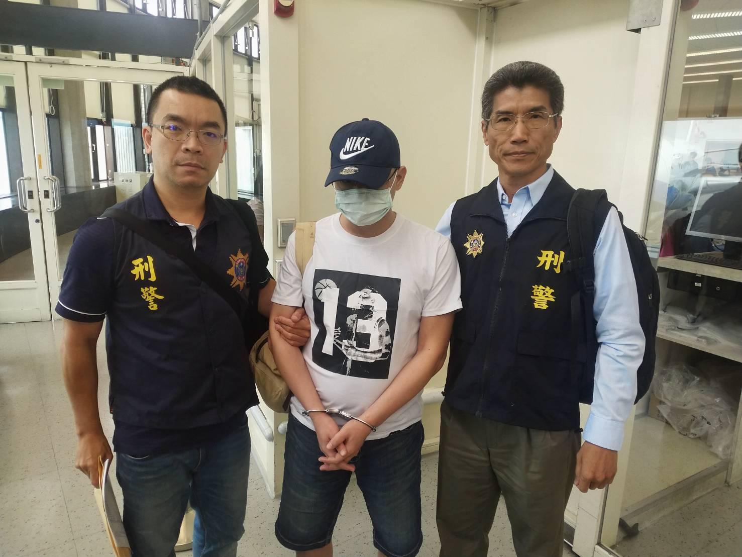逃亡菲國的李嫌，由刑事局押解回台。（刑事局提供）