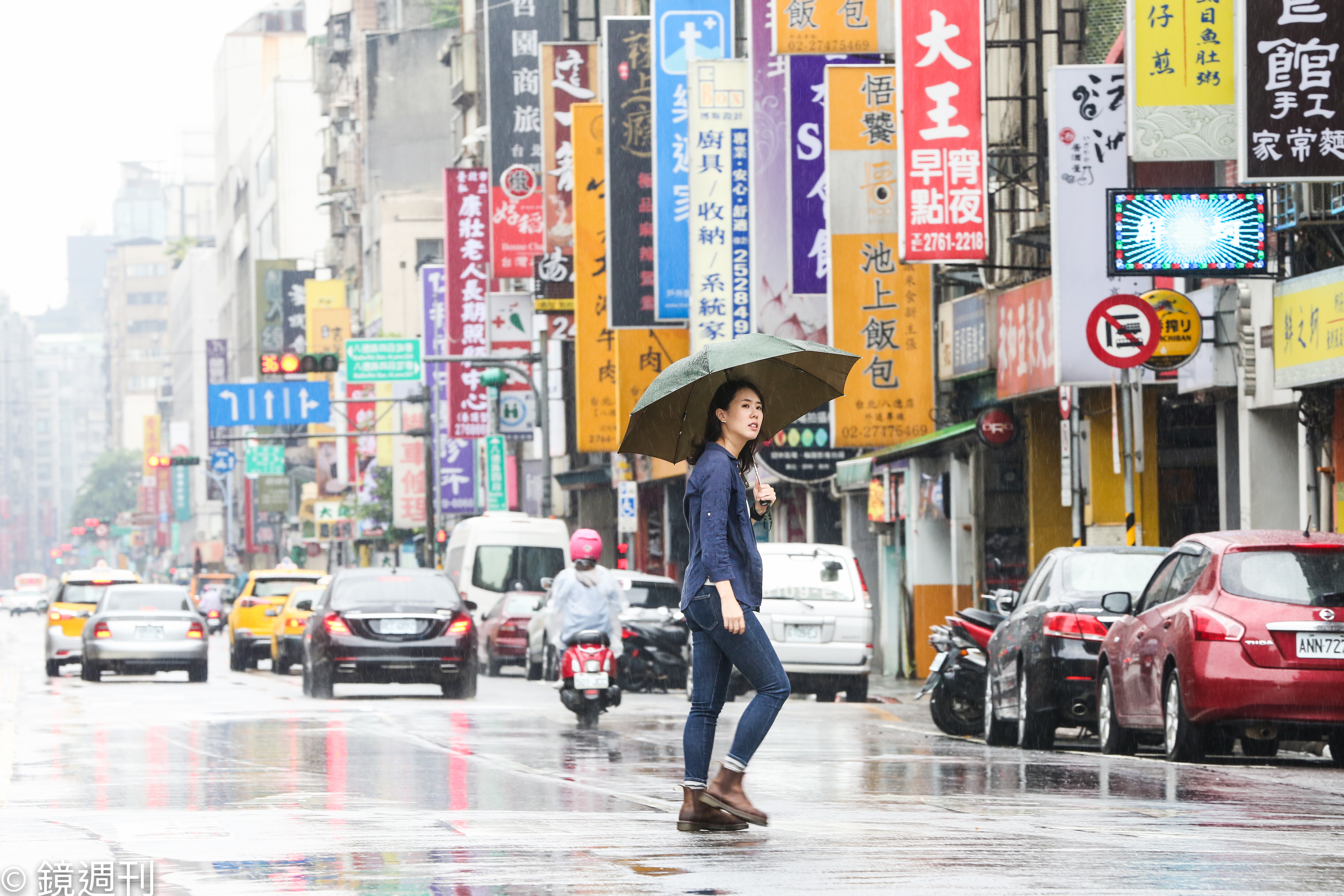 提醒民眾每日出門記得帶傘，避免下班時候被大雨困住。