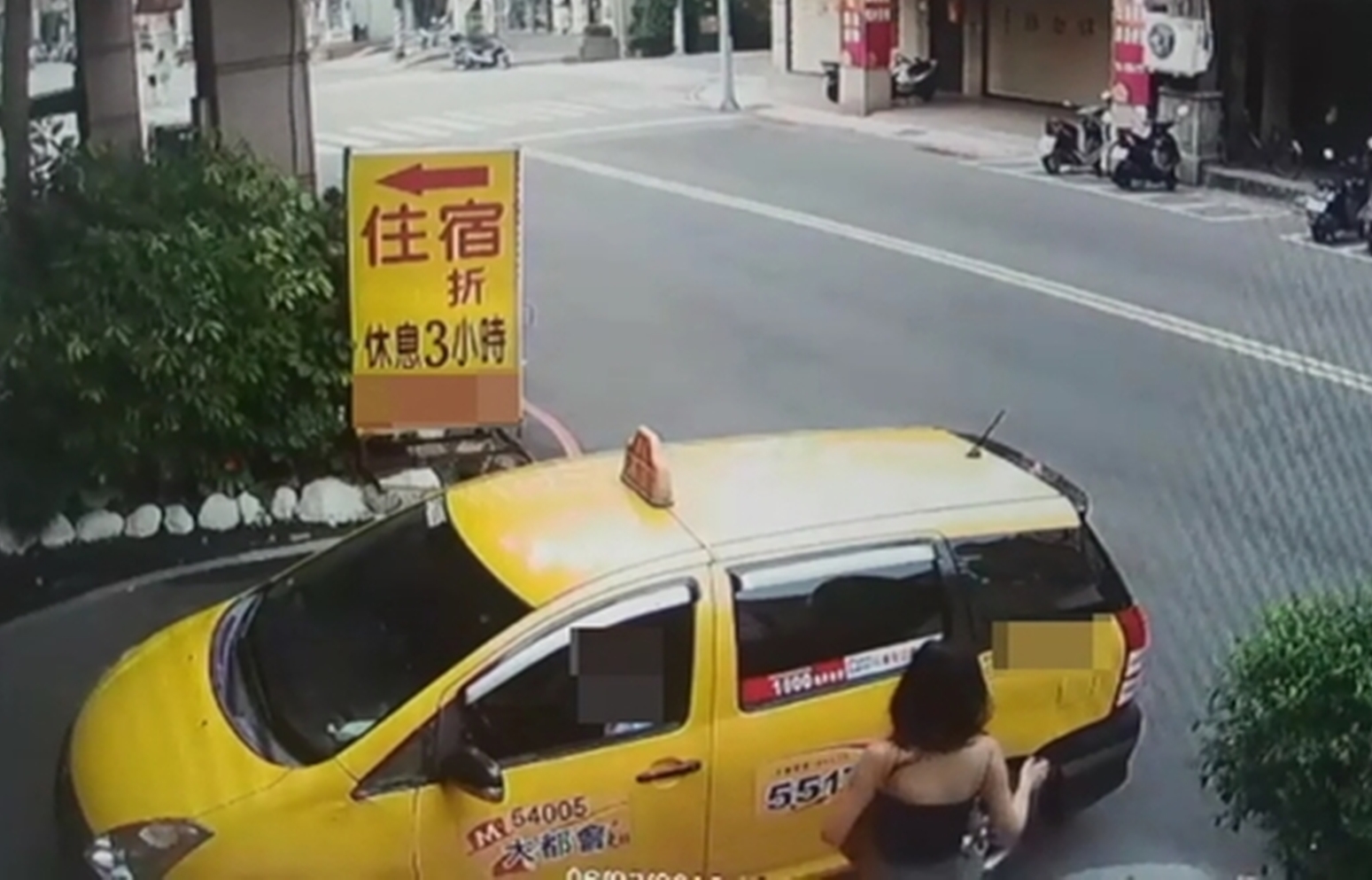 吳女穿著火辣到摩鐵陪聊，卻被王男下藥洗劫。（翻攝畫面）