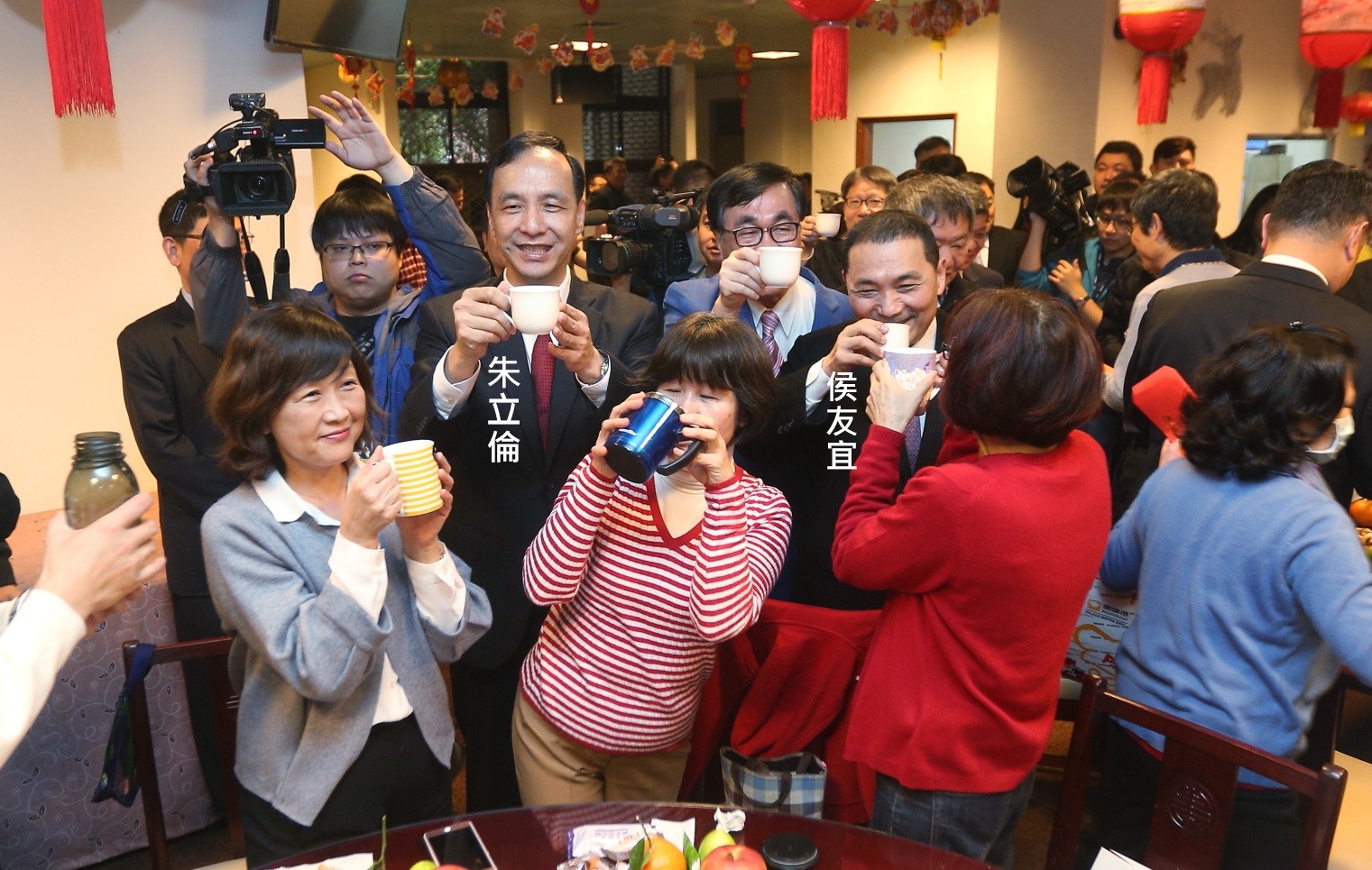 新北市長參選人侯友宜今被週刊爆料，指30年前帶隊搜索朱立倫岳父高育仁的小三家，之後官運亨通，一路高升。侯友宜則透過辦公室聲明都是「刻意操弄」。（新北市政府提供）