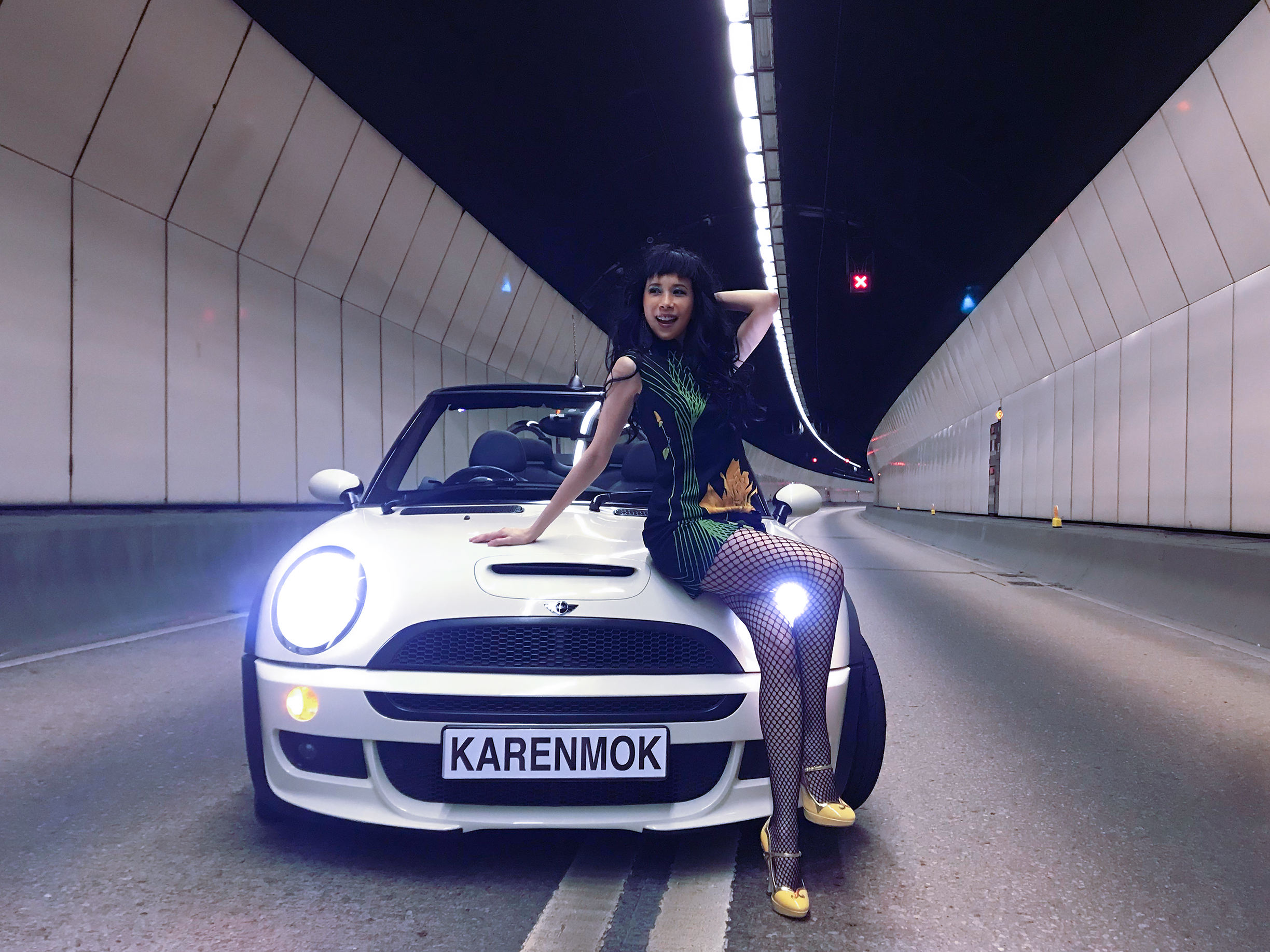 莫文蔚找出媽媽的旗袍入鏡，這也是她22年前在香港拿獎的幸運服。（莫家寶貝工作室提供）